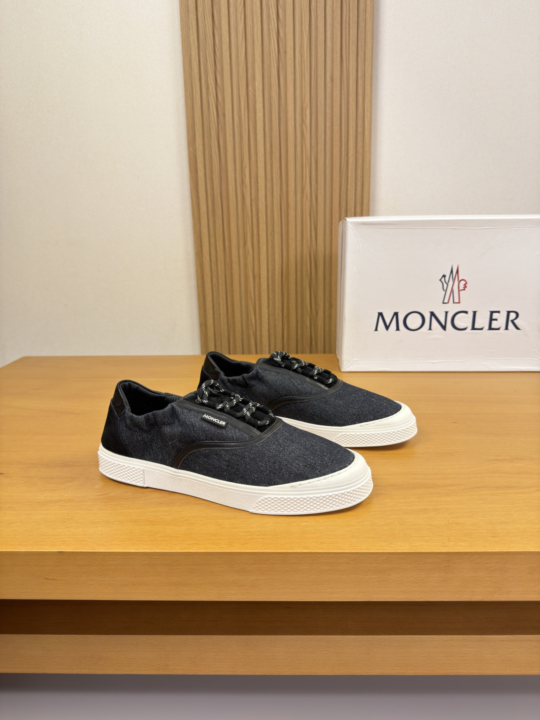 NO:831080,[MONCLER] Moncler (Mongolia) - high-end quality original casual sports sneakers - upper Nappa calfskin, branded denim canvas, shoe body sewn with brand plastic logo - lining water-dyed cowhide - outsole ultra-light TPR rubber; molded outsole - ultra-high quality control, fine workmanship (high-end, luxury, grade) -Size  39-44 (38,45, can be customized)·MC0126,,Moncler,Moncler,cowhide19860909【MONCLER】盟可睐(蒙口)  -高端品质 原单·休闲运动板鞋 -鞋面纳帕小牛皮、品牌牛仔帆布、鞋身车缝品牌塑胶logo标识 -内里水染牛皮 -大底超轻TPR·橡胶；成型大底 -超高品控·做工精细凸显(高端·贵气·档次) -Size 39-44（38,45,可订做)·MC0126,,Moncler,Moncler,cowhide,Men's shoes