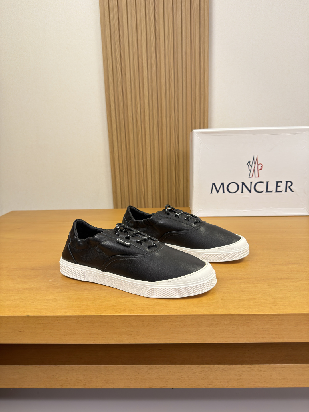 NO:831088,[MONCLER] Moncler (mongoose) - high-end quality original casual sports sneakers - upper Nappa calfskin, shoe body sewn with brand plastic logo - lining water-dyed cowhide - outsole ultra-light TPR rubber; molded outsole - ultra-high quality control, fine workmanship highlighted (high-end, luxury, grade) -Size  39-44 (38,45, can be customized)·MC0126,,Moncler,Moncler,cowhide19860909【MONCLER】盟可睐(蒙口)  -高端品质 原单·休闲运动板鞋 -鞋面纳帕小牛皮、鞋身车缝品牌塑胶logo标识 -内里水染牛皮 -大底超轻TPR·橡胶；成型大底 -超高品控·做工精细凸显(高端·贵气·档次) -Size 39-44（38,45,可订做)·MC0126,,Moncler,Moncler,cowhide,Men's shoes