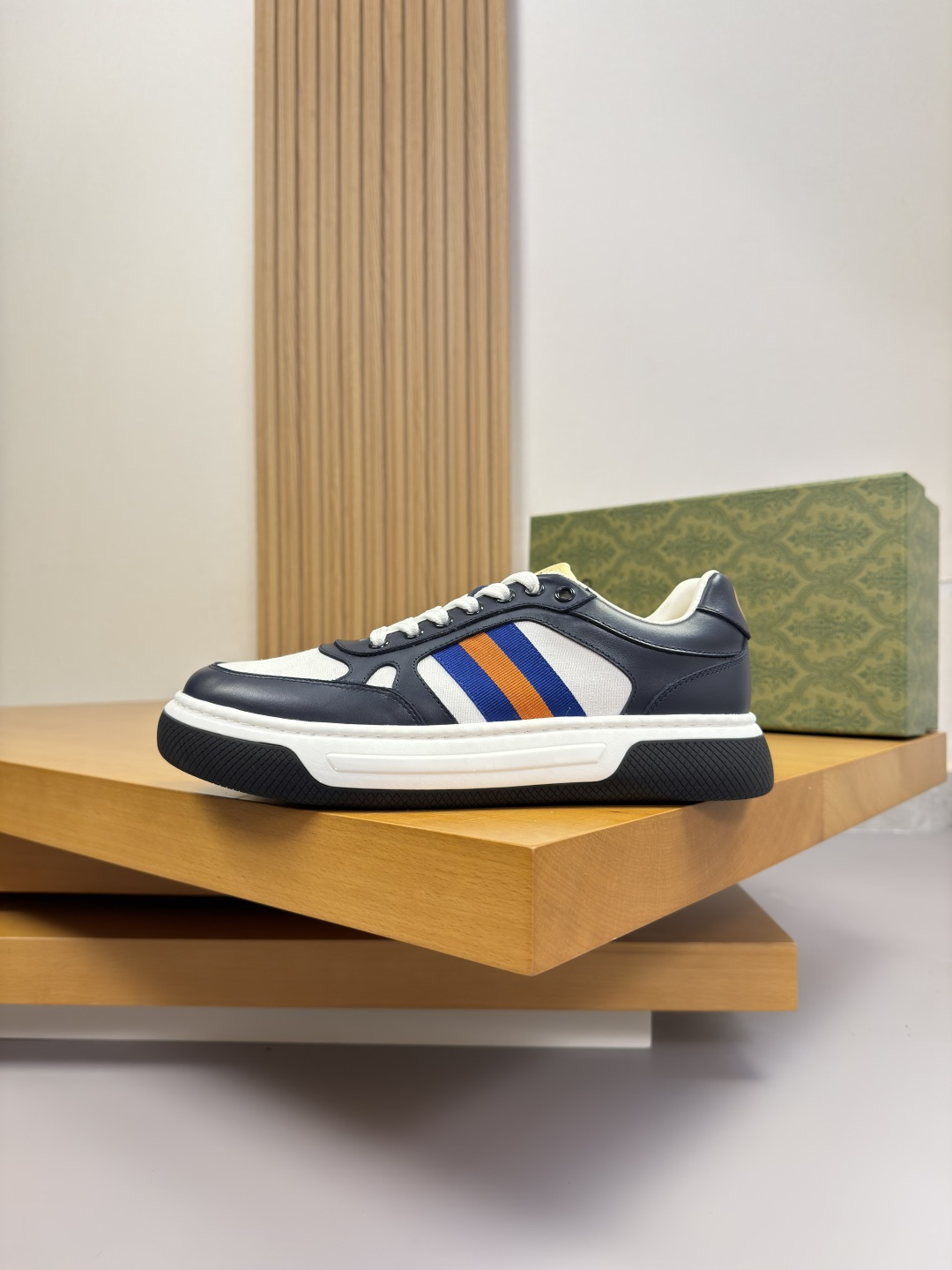 Gucci Style Leather Men's Shoes style reference detail image 5 from source 781409