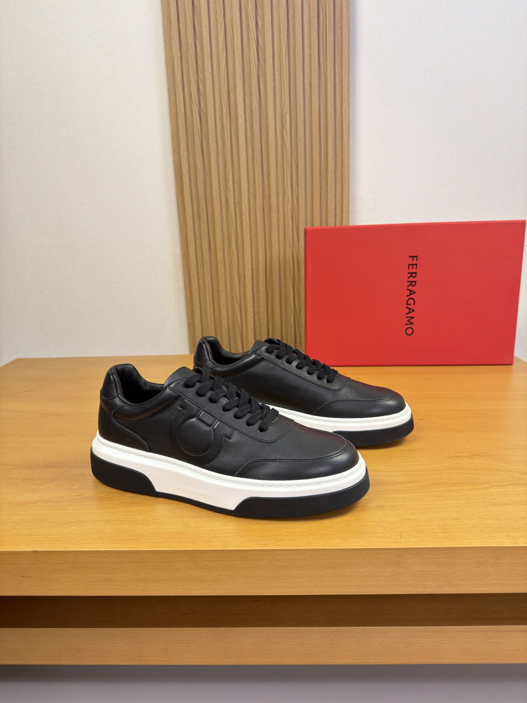 NO:831379,[Ferragamo] Ferragamo - high-end quality original casual sports shoes - upper Nappa calfskin, shoe body. Air-pressure high-frequency brand logo totem, tongue. Air-pressure brand logo - water-dyed cowhide lining - outsole ultra-light TPU foam rubber; molded outsole - ultra-high quality control, fine workmanship highlighted (high-end, luxury, grade) -Size  38-44 (45, 46, can be customized)·FR0157,,ferragamo,ferragamo,sneakers,cowhide19860909【 Ferragamo】菲拉格慕 -高端品质 原单·休闲运动鞋 -鞋面纳帕小牛皮、鞋身.空压高周波品牌logo图腾、鞋舌.空压品牌logo -内里水染牛皮 -大底超轻TPU发泡·橡胶; 成型大底 -超高品控·做工精细凸显(高端·贵气·档次) -Size 38-44（45,46,可订做)·FR0157,,ferragamo,ferragamo,sneakers,cowhide,Men's shoes