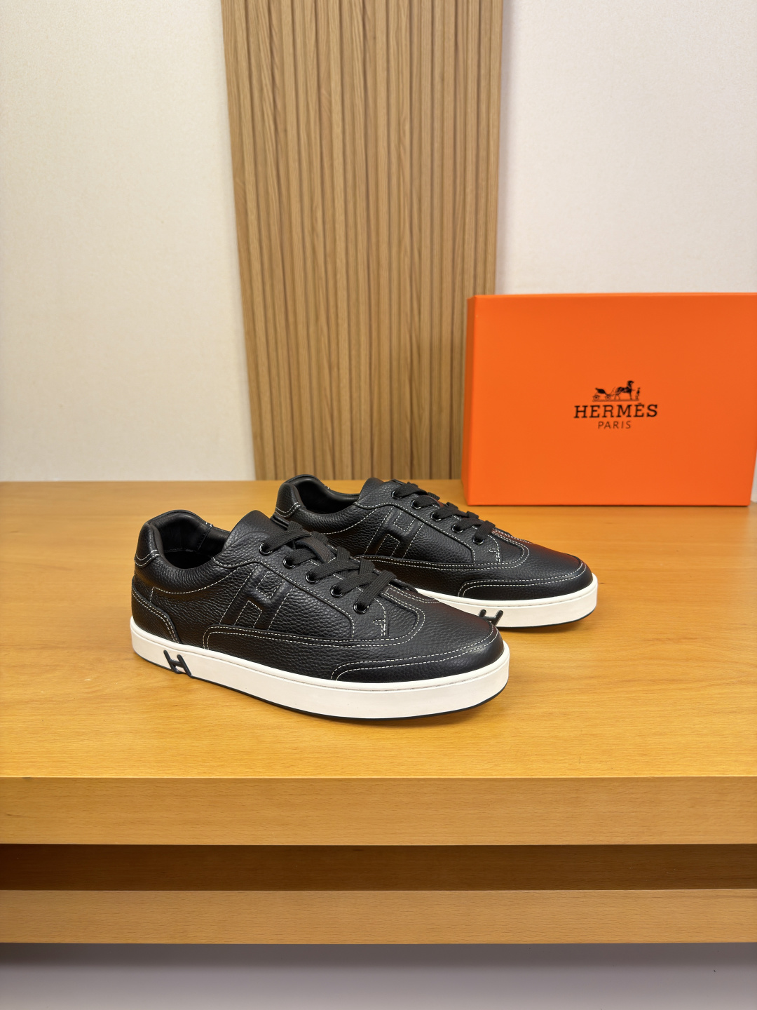 NO:831672,[HERMES] Hermès - high-end quality original casual sports sneakers - original pebbled calfskin upper, shoe body. Sewn 'H' pattern - water-dyed cowhide inside - outsole ultra-light TPR. Rubber · two-color molded outsole - ultra-high quality control · fine workmanship (high-end, luxury, grade) -Size 38-44 (45, can be customized)·H0116,,hermes,hermes,cowhide19860909【 HERMES】爱马仕 -高端品质 原单·休闲运动板鞋 -鞋面原版荔纹小牛皮、鞋身.车缝’H’图腾 -内里水染牛皮 -大底超轻TPR.橡胶·双色成型大底 -超高品控·做工精细凸显(高端·贵气·档次) -Size 38-44（45,可订做)·H0116,,hermes,hermes,cowhide,Men's shoes