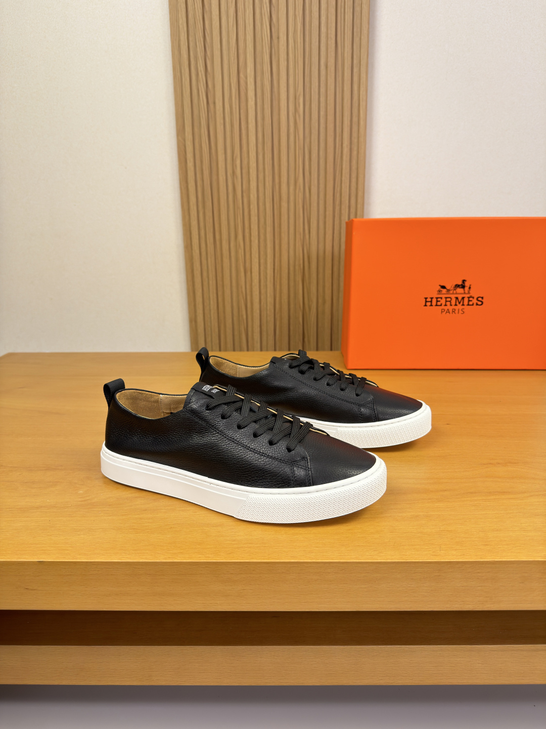 NO:831679,[HERMES] Hermès - High-end quality original casual sports shoes - Original full-grain calfskin upper, tongue, sewn brand logo cloth label, heel. Brand webbing - Water-dyed cowhide lining - Ultra-light original TPR rubber outsole; two-color molded outsole - Ultra-high quality control, fine workmanship highlighted (high-end, luxury, grade) -Size  39-44 (38.45.46. Can be customized)·H0118,,hermes,hermes,cowhide19860909【 HERMES】爱马仕 -高端品质 原单·休闲运动板鞋 -鞋面原版全粒面小牛皮、鞋舌.车缝品牌logo布标、后跟.品牌织带 -内里水染牛皮 -大底超轻原版TPR.橡胶；双色成型大底 -超高品控·做工精细凸显(高端·贵气·档次) -Size 39-44（38.45.46.可订做)·H0118,,hermes,hermes,cowhide,Men's shoes