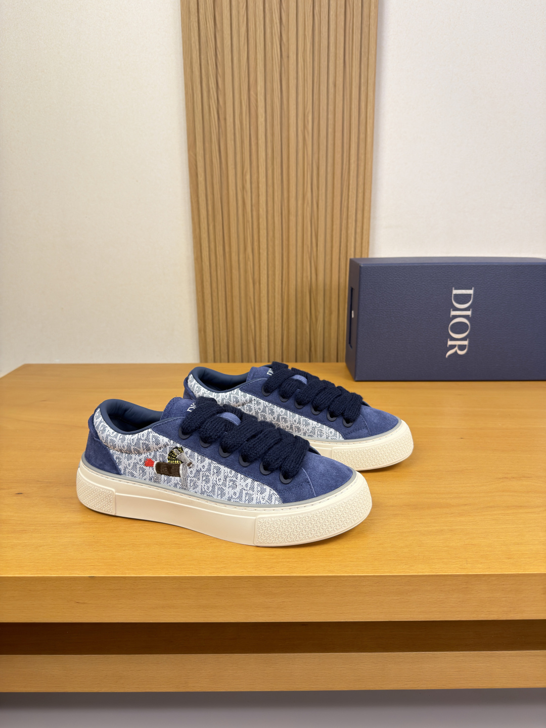 NO:831696,[Dior] Dior - High-end quality original casual sports sneakers - Original suede calfskin upper, brand totem cloth. Embroidered brand totem for the Year of the Horse, tongue. Silk-printed high-frequency brand logo - Water-dyed cowhide inside, feet; brand canvas - Original ultra-light TPR rubber; two-color molded outsole - Ultra-high quality control, fine workmanship highlighted (high-end, luxury, grade) -Size  39-44 (38, 45, 46, can be customized)·D9285,,dior,dior,cowhide19860909【 Dior】迪奥 -高端品质 原单·休闲运动板鞋 -鞋面原版反绒小牛皮、品牌图腾布匹.刺绣品牌图腾马年吉祥、鞋舌.丝印高周波品牌logo -内里水染牛皮,垫脚; 品牌帆布 -原版超轻TPR·橡胶；双色成型大底 -超高品控·做工精细凸显(高端·贵气·档次) -Size 39-44（38、45、46,可订做)·D9285,,dior,dior,cowhide,Men's shoes