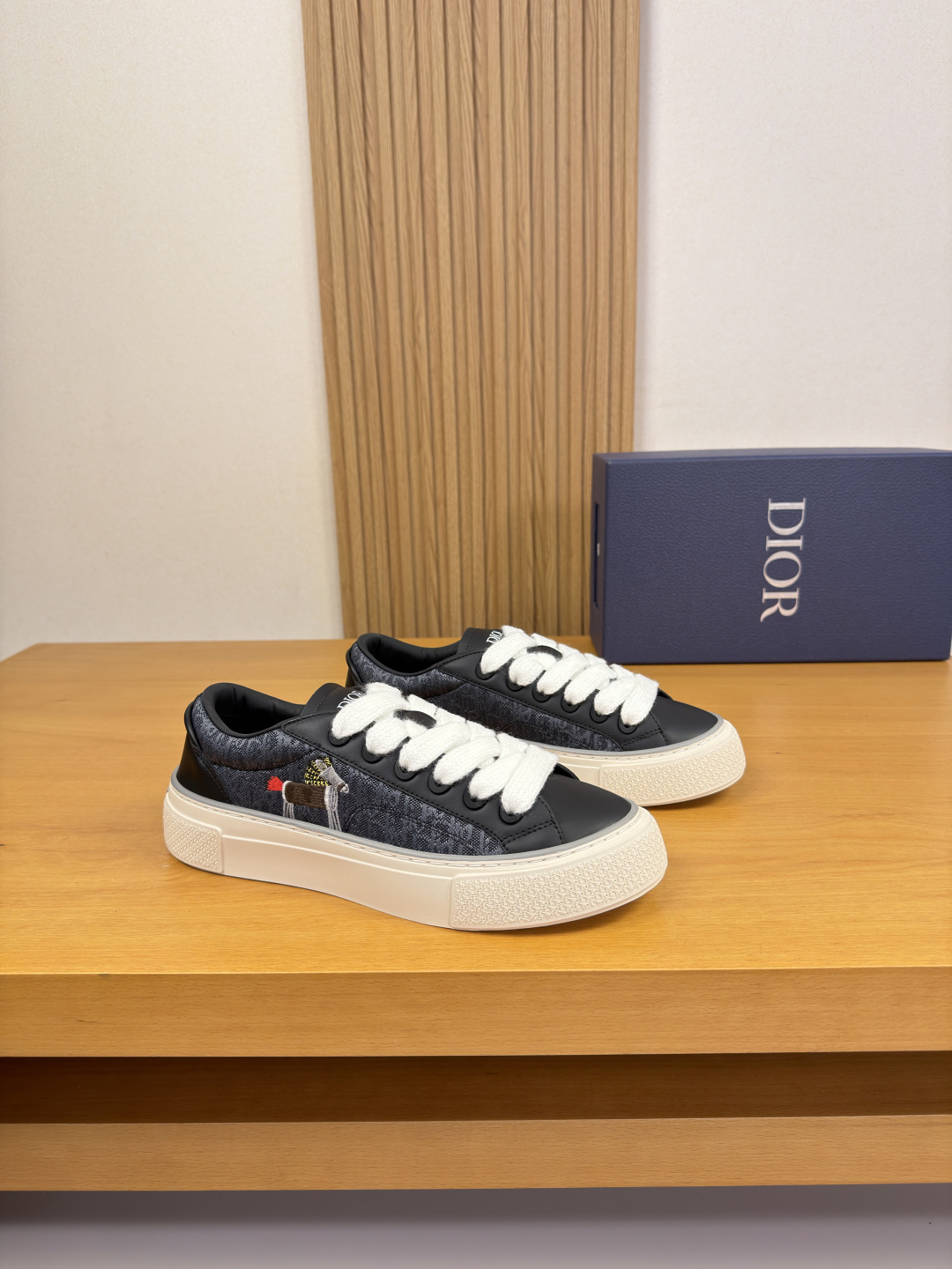 NO:831627,[Dior] Dior - High-end quality original casual sports sneakers - Original silk calfskin upper, brand totem cloth. Embroidered brand totem for the Year of the Horse, tongue. Silk-printed high-frequency brand logo - Water-dyed cowhide inside, feet; brand canvas - Original ultra-light TPR rubber; two-color molded outsole - Ultra-high quality control, fine workmanship highlighted (high-end, luxury, grade) -Size  39-44 (38, 45, 46, can be customized)·D9285,,dior,dior,cowhide19860909【 Dior】迪奥 -高端品质 原单·休闲运动板鞋 -鞋面原版丝绸小牛皮、品牌图腾布匹.刺绣品牌图腾马年吉祥、鞋舌.丝印高周波品牌logo -内里水染牛皮,垫脚; 品牌帆布 -原版超轻TPR·橡胶；双色成型大底 -超高品控·做工精细凸显(高端·贵气·档次) -Size 39-44（38、45、46,可订做)·D9285,,dior,dior,cowhide,Men's shoes