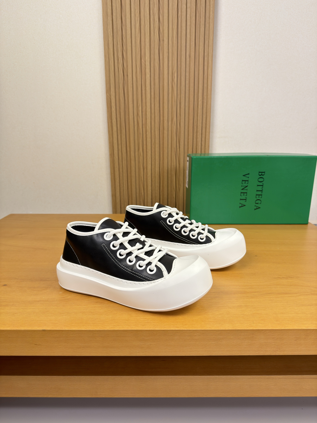 NO:831642,[BOTTEGA VENETA] Bottega Veneta - High-end quality original order · Casual sports shoes - Nappa calfskin upper, hemming process at the shoe mouth, perfect splicing - Water-dyed cowhide inside - Ultra-light TPU foaming outsole; molded outsole - Ultra-high quality control·Fine workmanship highlighted (high-end·luxury·grade) -Size39-44 (38.45. Can be customized)·0122,, bottega  veneta,sneakers,cowhide19860909【BOTTEGA VENETA】宝缇嘉  -高端品质 原单 ·休闲运动鞋 -鞋面纳帕小牛皮、鞋口车包边工艺、完美拼接 -内里水染牛皮 -大底超轻TPU发泡；成型大底 -超高品控·做工精细凸显(高端·贵气·档次) -Size39-44（38.45.可订做)·0122,,bottega veneta,sneakers,cowhide,Men's shoes