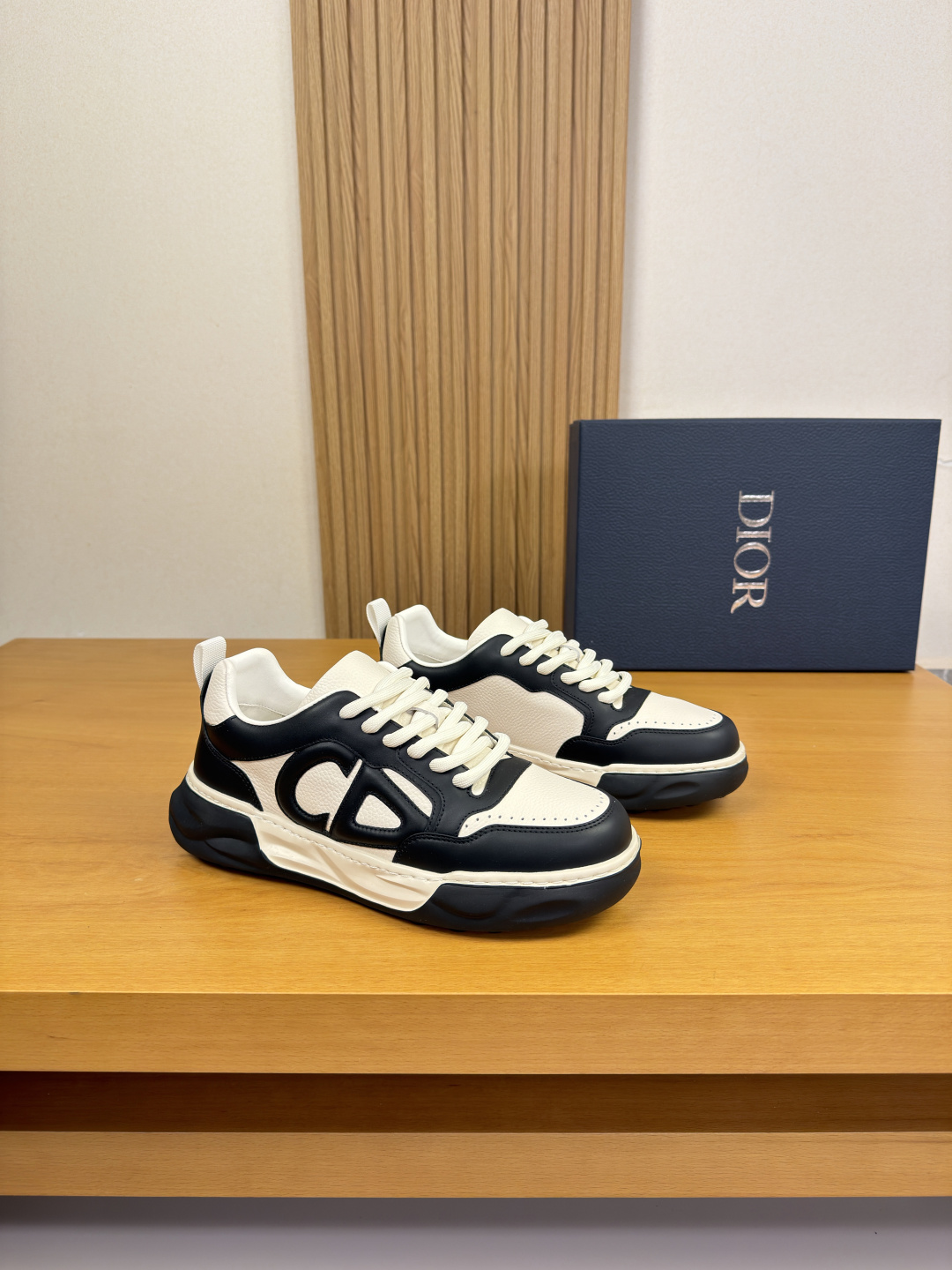 NO:831649,[Dior] Dior - High-end quality original casual sports shoes - Original nappa calfskin upper, pebbled calfskin, shoe body. Sewn brand totem, heel. Brand webbing - Water-dyed cowhide lining - Original ultra-light TPU foam rubber; two-color molded outsole - Ultra-high quality control, fine workmanship highlighted (high-end, luxury, grade) -Size  39-44 (38, 45, can be customized)·DR0122,,dior,dior,sneakers,cowhide19860909【 Dior】迪奥 -高端品质 原单·休闲运动鞋 -鞋面原版纳帕小牛皮、荔纹小牛皮、鞋身.车缝品牌图腾、后跟.品牌织带 -内里水染牛皮 -原版超轻TPU发泡·橡胶；双色成型大底 -超高品控·做工精细凸显(高端·贵气·档次) -Size 39-44（38、45,可订做)·DR0122,,dior,dior,sneakers,cowhide,Men's shoes