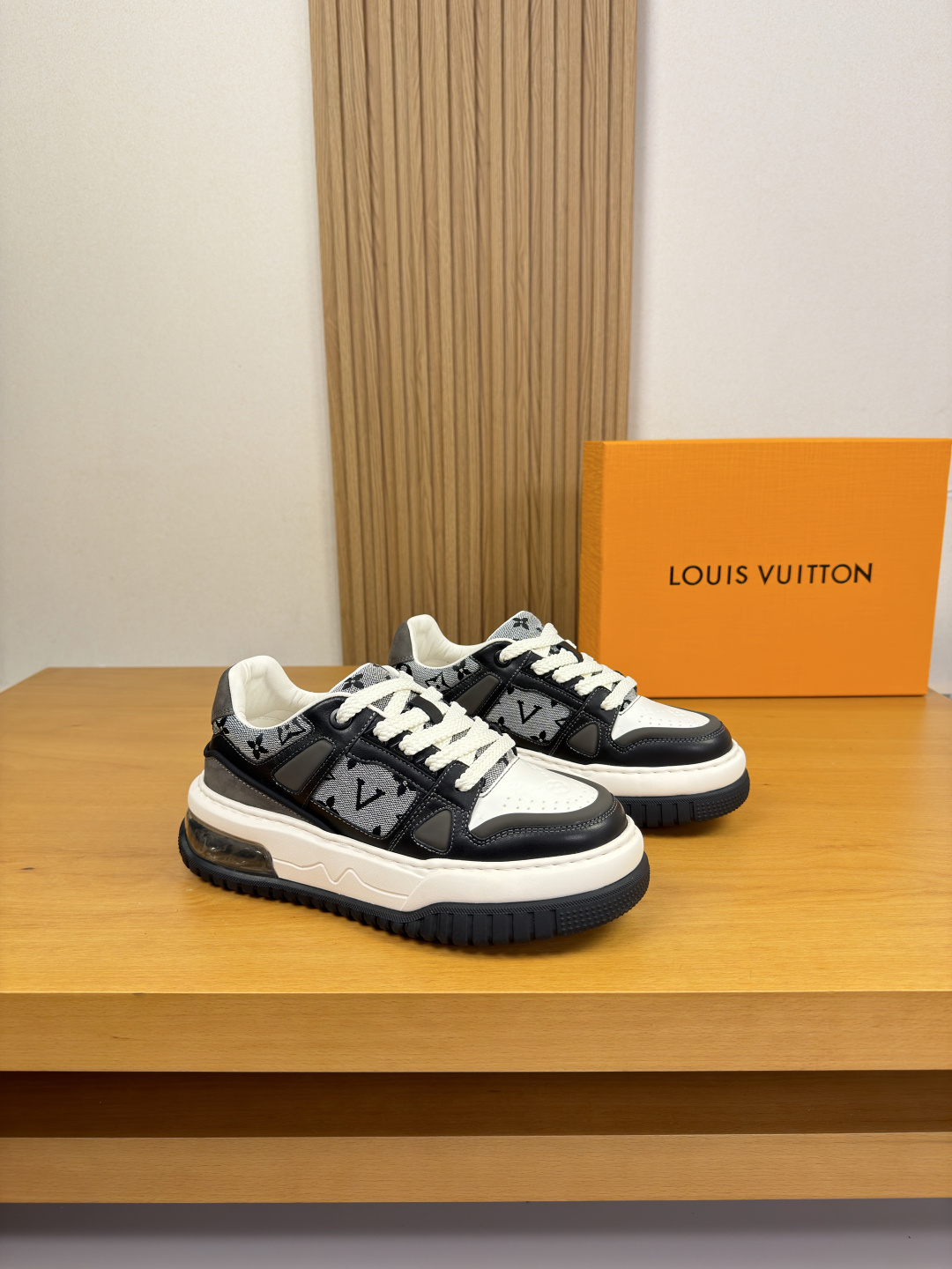 NO:831658,【Louis Vuitton】Louis Vuitton - High-end quality original order·casual sports shoes -Nappa calfskin upper. Air-pressure brand totem, brand totem cloth, upper piling technology -Water-dyed cowhide lining -Ultra-light TPU foaming outsole·Rubber vacuum; Combined molded airbag outsole -Ultra-high quality control·Fine workmanship highlights (high-end·luxury·grade) -Size  39-44 (38,45, can be customized)·L0122,,louis vuitton,louis vuitton,sneakers,cowhide19860909【Louis Vuitton】路易威登 -高端品质 原单·休闲运动鞋 -鞋面纳帕小牛皮.空压品牌图腾、品牌图腾布匹、鞋面起股工艺 -内里水染牛皮 -大底超轻TPU发泡·橡胶抽真空; 组合成型气囊大底 -超高品控·做工精细凸显(高端·贵气·档次) -Size 39-44（38,45,可订做)·L0122,,louis vuitton,louis vuitton,sneakers,cowhide,Men's shoes