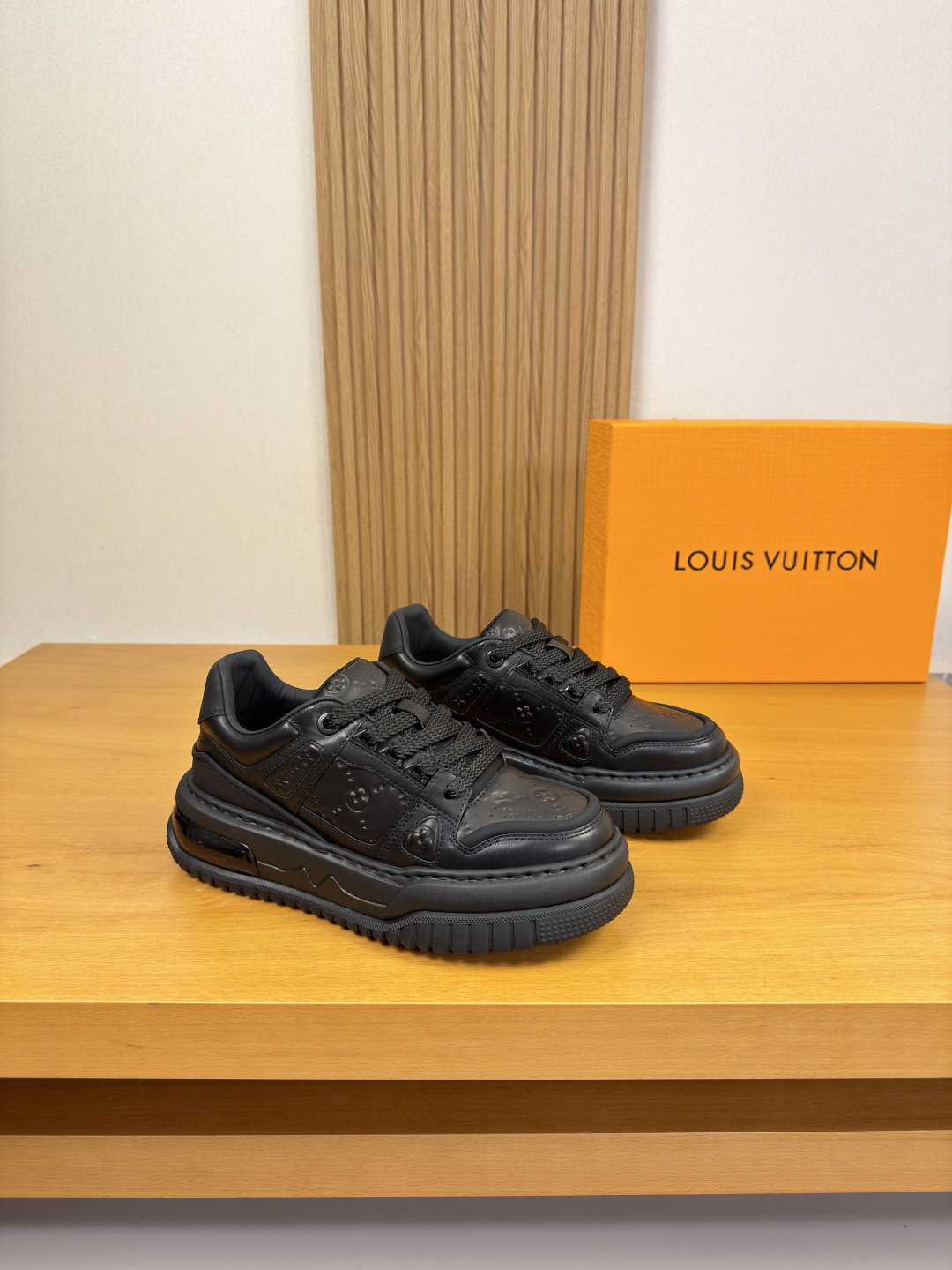 NO:831667,[Louis Vuitton] Louis Vuitton - high-end quality original order casual sports shoes - upper Nappa calfskin. Air-pressure brand totem, upper piling technology - water-dyed cowhide lining - outsole ultra-light TPU foaming rubber vacuum; combined molded air bag outsole - ultra-high quality control and fine workmanship (high-end, luxury, grade) -Size  39-44 (38,45, can be customized)·L0122,,louis vuitton,louis vuitton,sneakers,cowhide19860909【Louis Vuitton】路易威登 -高端品质 原单·休闲运动鞋 -鞋面纳帕小牛皮.空压品牌图腾、鞋面起股工艺 -内里水染牛皮 -大底超轻TPU发泡·橡胶抽真空; 组合成型气囊大底 -超高品控·做工精细凸显(高端·贵气·档次) -Size 39-44（38,45,可订做)·L0122,,louis vuitton,louis vuitton,sneakers,cowhide,Men's shoes