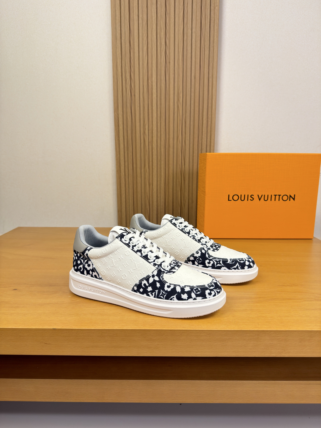 NO:831676,[Louis Vuitton] Louis Vuitton - high-end quality original order·casual sports shoes -upper Nappa calfskin. Air-pressured brand totem, brand totem canvas cloth, tongue. Heel. Silk screen high frequency brand logo -Inner brand mesh canvas -Outsole ultra-light TPU foam; molded outsole -Ultra-high quality control·Fine workmanship highlights (high-end·luxury·grade) -Size  38-44 (45, can be customized)·L0117,,louis vuitton,louis vuitton,sneakers,cowhide19860909【Louis Vuitton】路易威登 -高端品质 原单·休闲运动鞋 -鞋面纳帕小牛皮.空压品牌图腾、品牌图腾帆布布匹、鞋舌.后跟.丝印高周波品牌logo -内里品牌网帆布 -大底超轻TPU发泡; 成型大底 -超高品控·做工精细凸显(高端·贵气·档次) -Size 38-44（45,可订做)·L0117,,louis vuitton,louis vuitton,sneakers,cowhide,Men's shoes