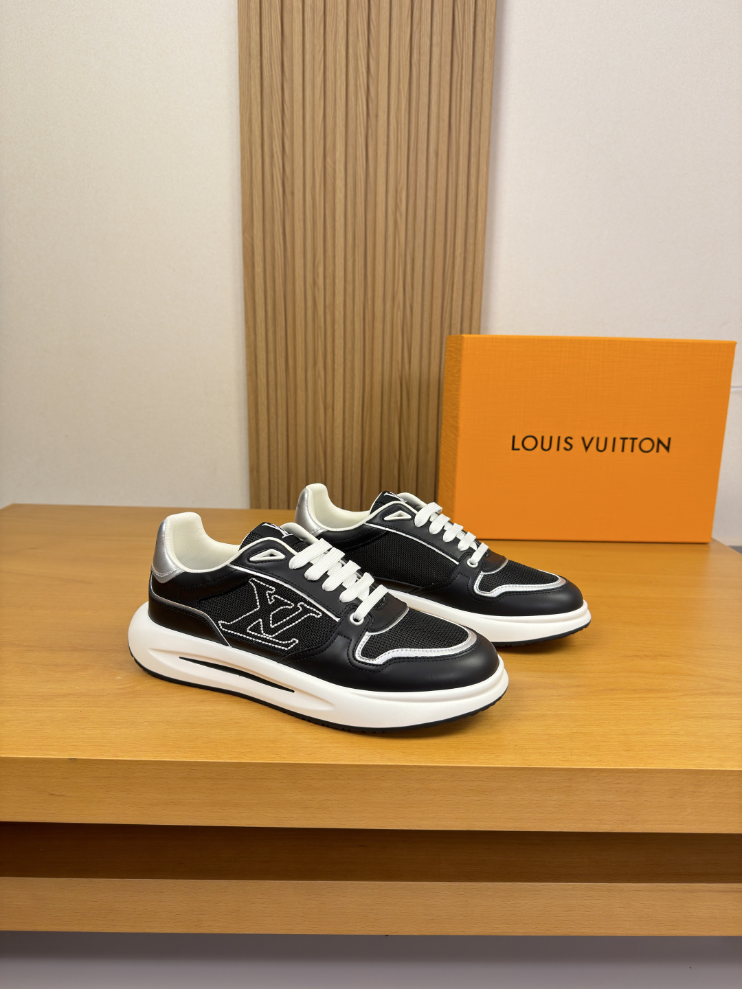 NO:831683,[Louis Vuitton] Louis Vuitton - high-end quality original order casual sports shoes - upper Nappa calfskin, brand high mercerized canvas embroidered brand totem, tongue, brand cloth label, heel. silk screen brand logo - lining brand canvas - outsole ultra-light TPU. rubber foam; two-color molded outsole - ultra-high quality control, fine workmanship highlighted (high-end, luxury, grade) -Size  39-44 (38,45, can be customized)·L0181,,louis vuitton,louis vuitton,sneakers,cowhide19860909【Louis Vuitton】路易威登 -高端品质 原单·休闲运动鞋 -鞋面纳帕小牛皮、品牌高丝光帆布刺绣品牌图腾、鞋舌.品牌布标、后跟.丝印品牌logo -内里品牌帆布 -大底超轻TPU.橡胶发泡; 双色成型大底 -超高品控·做工精细凸显(高端·贵气·档次) -Size 39-44（38,45,可订做)·L0181,,louis vuitton,louis vuitton,sneakers,cowhide,Men's shoes