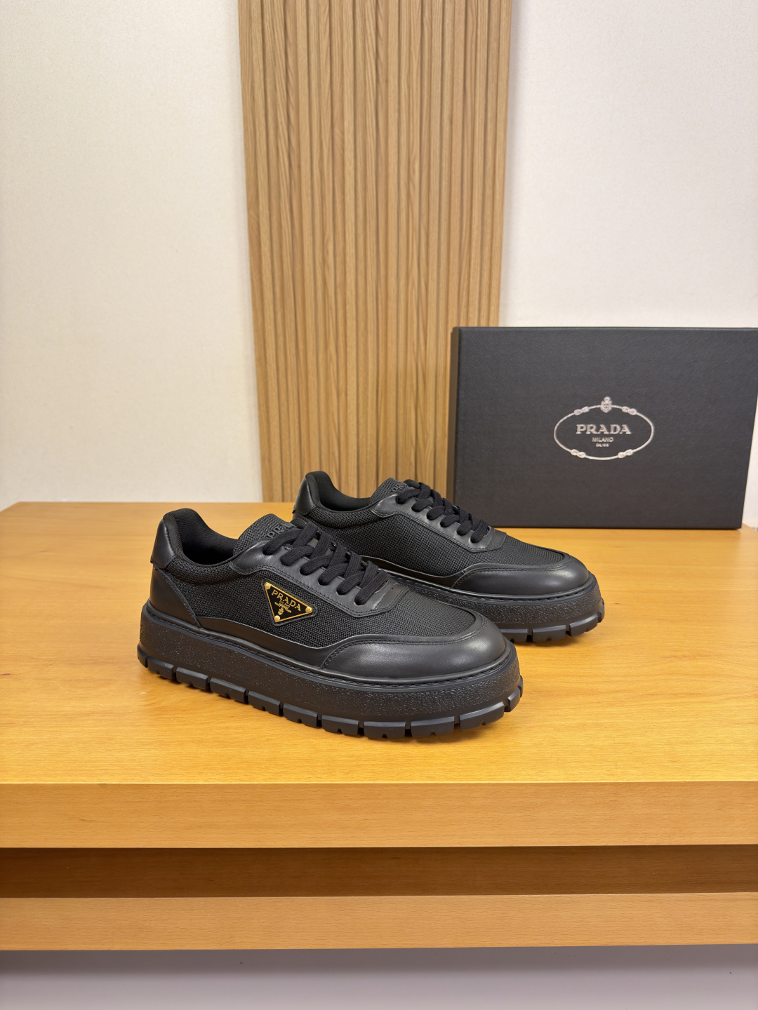 NO:832231,[PRADA] Prada - high-end quality original casual sports shoes - upper Nappa calfskin, shoe body brand high mercerized canvas. Brand metal logo fasteners, tongue. Injection brand logo, heel. Air pressure brand logo - lining brand canvas, foot pads; water-dyed cowhide - outsole ultra-light TPU foam; molded outsole - ultra-high quality control, fine workmanship highlighted (high-end, luxury, grade) -Size  38-44 (45, 46, can be customized)·FR0157,,prada,prada,sneakers,cowhide19860909【 PRADA】普拉达 -高端品质 原单·休闲运动鞋 -鞋面纳帕小牛皮、鞋身品牌高丝光帆布.品牌金属logo扣件、鞋舌.注塑品牌logo、后跟.空压品牌logo -内里品牌帆布,垫脚；水染牛皮 -大底超轻TPU发泡; 成型大底 -超高品控·做工精细凸显(高端·贵气·档次) -Size 38-44（45,46,可订做)·FR0157,,prada,prada,sneakers,cowhide,Men's shoes