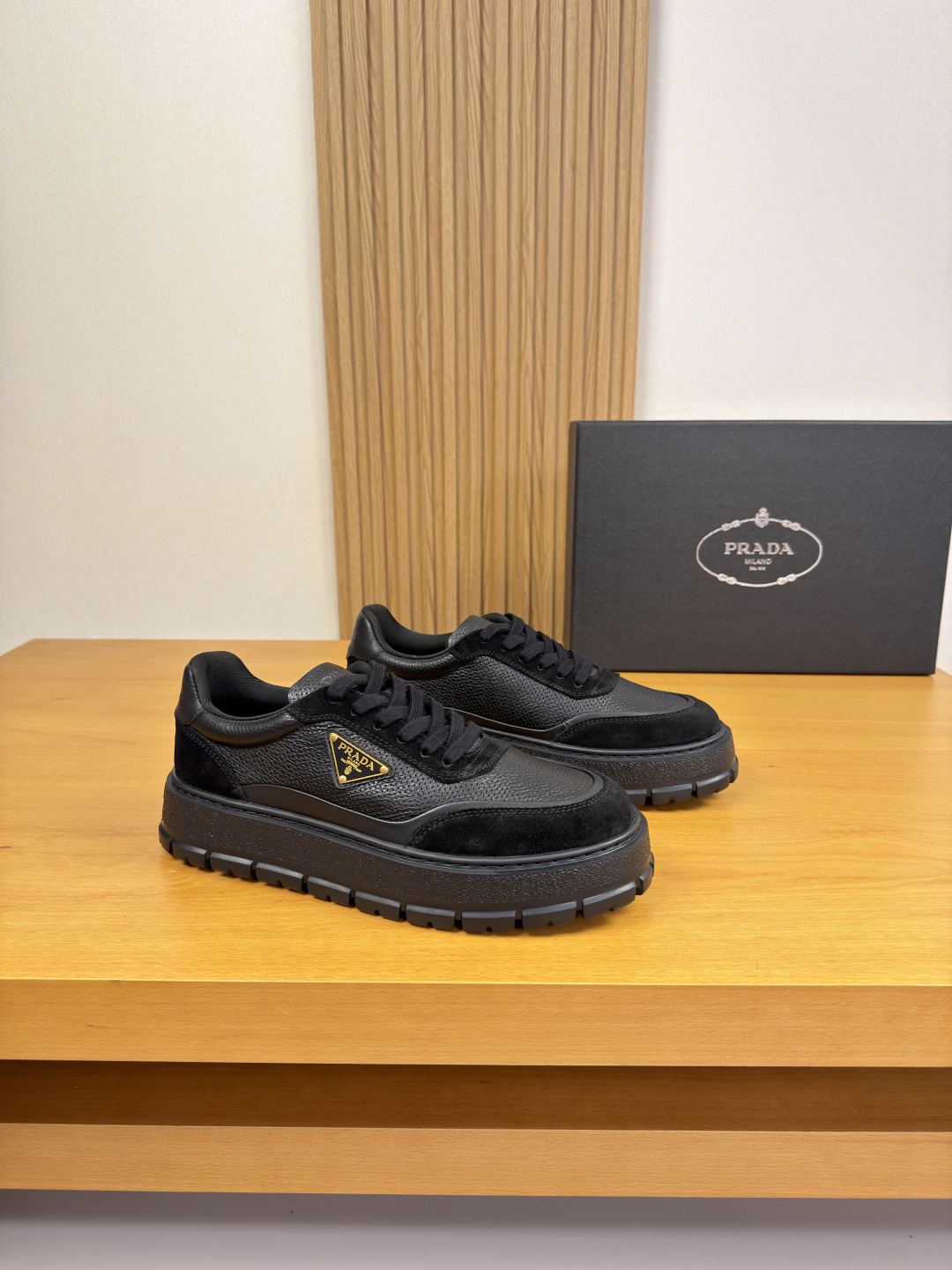 NO:832163,[PRADA] Prada - high-end quality original casual sports shoes - upper perforated nappa calfskin, high mercerized suede calfskin. Brand metal logo fasteners, tongue. Injection brand logo, heel. Air-pressure brand logo - Brand canvas lining, foot pads; water-dyed cowhide - Ultra-light TPU foam outsole; Molded outsole - Ultra-high quality control, fine workmanship highlighted (high-end, luxury, grade) -Size  38-44 (45, 46, can be customized)·FR0157,,prada,prada,sneakers,cowhide19860909【 PRADA】普拉达 -高端品质 原单·休闲运动鞋 -鞋面打孔纳帕小牛皮、高丝光反绒小牛皮.品牌金属logo扣件、鞋舌.注塑品牌logo、后跟.空压品牌logo -内里品牌帆布,垫脚；水染牛皮 -大底超轻TPU发泡; 成型大底 -超高品控·做工精细凸显(高端·贵气·档次) -Size 38-44（45,46,可订做)·FR0157,,prada,prada,sneakers,cowhide,Men's shoes