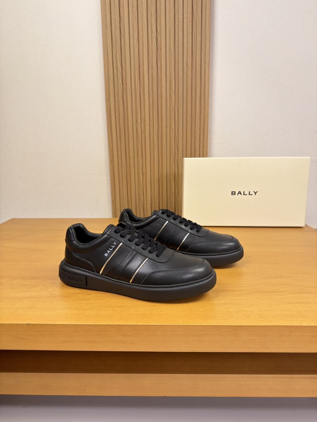 NO:832180,[BALLY] Bally - High-end quality original casual sports shoes - Imported nappa calfskin upper, shoe body, silk-screened high-frequency brand logo, tongue, air pressure brand logo - water-dyed cowhide lining - ultra-light TPU foam rubber outsole; combined molded outsole - ultra-high quality control, fine workmanship (high-end, luxury, grade) -Size  38-44 (45, can be customized)·BL0157,,bally,sneakers,cowhide19860909【 BALLY】巴利 -高端品质 原单·休闲运动鞋 -鞋面进口纳帕小牛皮、鞋身.丝印高周波品牌logo、鞋舌.空压品牌logo -内里水染牛皮 -大底超轻TPU发泡.橡胶；组合成型大底 -超高品控·做工精细凸显(高端·贵气·档次) -Size 38-44（45,可订做)·BL0157,,bally,sneakers,cowhide,Men's shoes