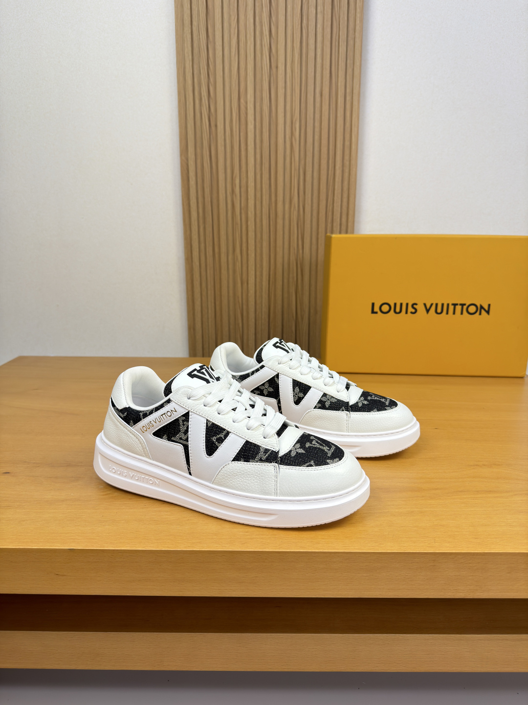 NO:832876,[Louis Vuitton] Louis Vuitton - high-end quality original order casual sports shoes - upper pebbled calfskin, brand totem cloth, tongue, sewn brand plastic logo, heel. silk screen brand logo - lining brand canvas - outsole ultra-light TPU foam; molded outsole - ultra-high quality control, fine workmanship highlighted (high-end, luxury, grade) -Size  39-44 (38,45, can be customized)·L0187,,louis vuitton,louis vuitton,sneakers,cowhide19860909【Louis Vuitton】路易威登 -高端品质 原单·休闲运动鞋 -鞋面荔纹小牛皮、品牌图腾布匹、鞋舌.车缝品牌塑胶Logo、后跟.丝印品牌logo -内里品牌帆布 -大底超轻TPU发泡；成型大底 -超高品控·做工精细凸显(高端·贵气·档次) -Size 39-44（38,45,可订做)·L0187,,louis vuitton,louis vuitton,sneakers,cowhide,Men's shoes