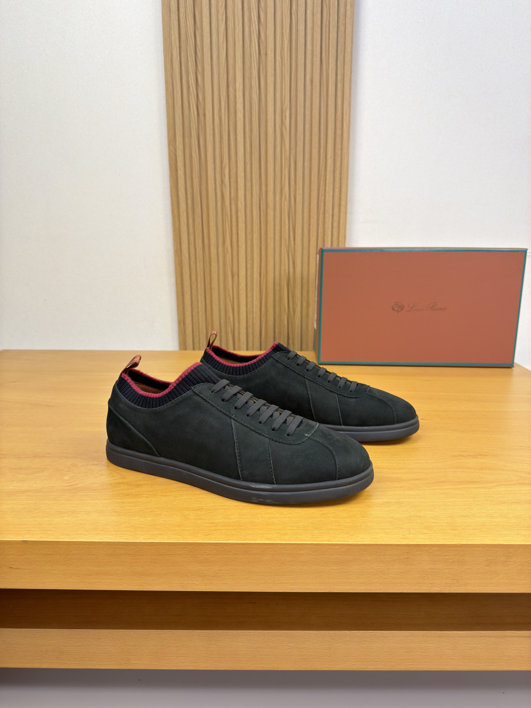 NO:832900,[Loro piana] LP Nuoyou Piana - High-end quality original casual sports sneakers - Original frosted calfskin upper, shoe mouth, fly woven (knitted) cloth, heel. Brand logo webbing - Water-dyed cowhide inside - Outsole ultra-light TPR rubber; molded outsole - Ultra-high quality control, fine workmanship highlighted (high-end, luxury, grade) -Size  39-44 (38, 45, 46, can be customized).0122,,loro piana,loro piana,cowhide19860909【Loro piana】LP诺悠翩雅  -高端品质 原单·休闲运动板鞋 -鞋面原版磨砂小牛皮、鞋口.飞织（针织）布匹、后跟.品牌Logo织带 -内里水染牛皮 -大底超轻TPR·橡胶；成型大底 -超高品控·做工精细凸显(高端·贵气·档次) -Size 39-44（38,45,46,可订做).0122,,loro piana,loro piana,cowhide,Men's shoes