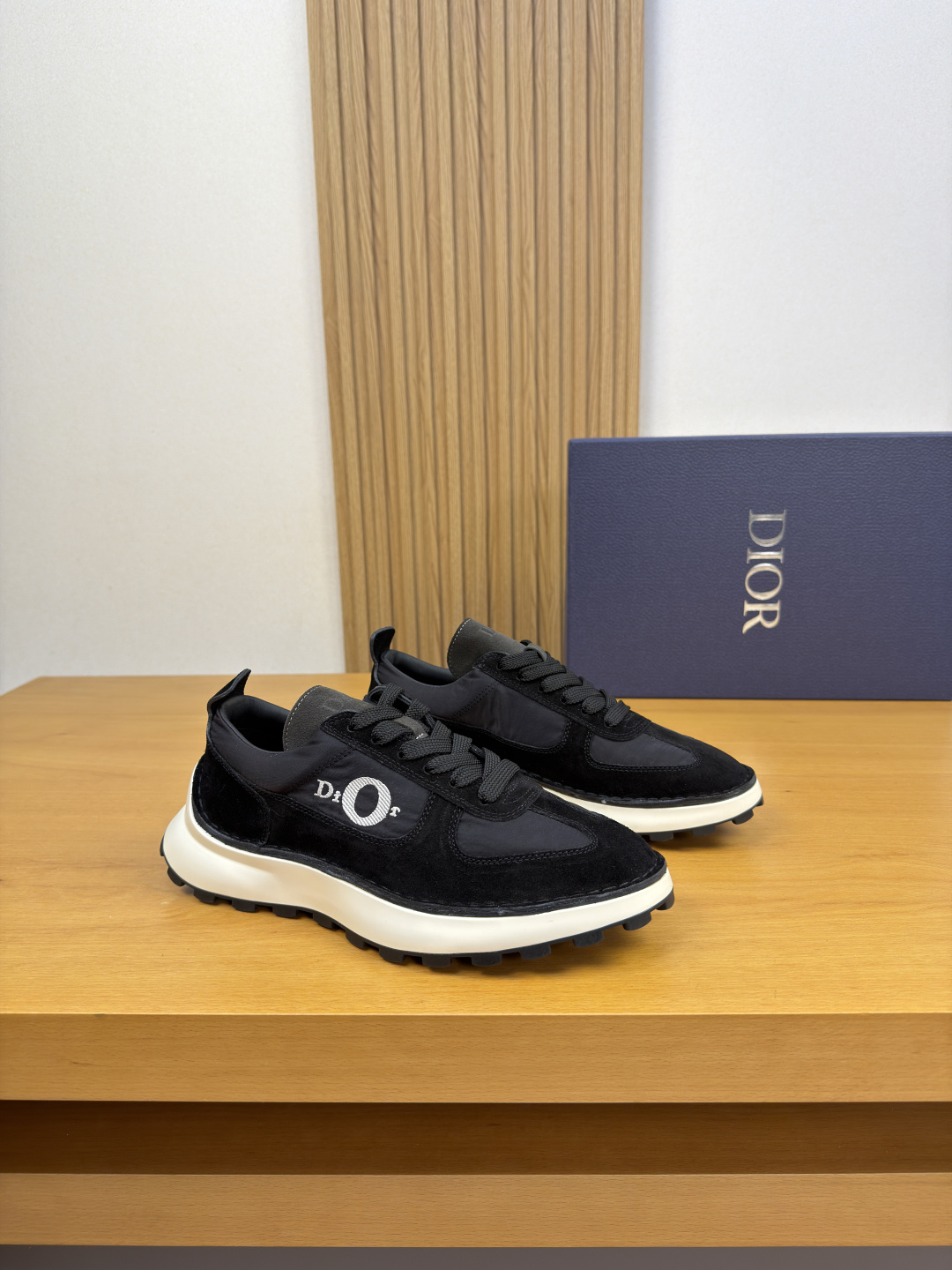 NO:833103,[Dior] Dior - High-end quality original casual sports shoes - Upper brand high mercerized suede calfskin, high mercerized canvas cloth. Embroidered brand totem, tongue. Heel. Air-pressure brand logo - Water-dyed cowhide inside, feet; brand canvas - Original ultra-light TPU foam rubber; two-color molded outsole - Ultra-high quality control, fine workmanship highlighted (high-end, luxury, grade) -Size  39-44 (38, 45, 46, can be customized)·D,,dior,dior,sneakers,cowhide19860909【 Dior】迪奥 -高端品质 原单·休闲运动鞋 -鞋面品牌高丝光反绒小牛皮、高丝光帆布布匹.刺绣品牌图腾、鞋舌.后跟.空压品牌logo -内里水染牛皮,垫脚；品牌帆布 -原版超轻TPU发泡·橡胶；双色成型大底 -超高品控·做工精细凸显(高端·贵气·档次) -Size 39-44（38、45、46,可订做)·D,,dior,dior,sneakers,cowhide,Men's shoes