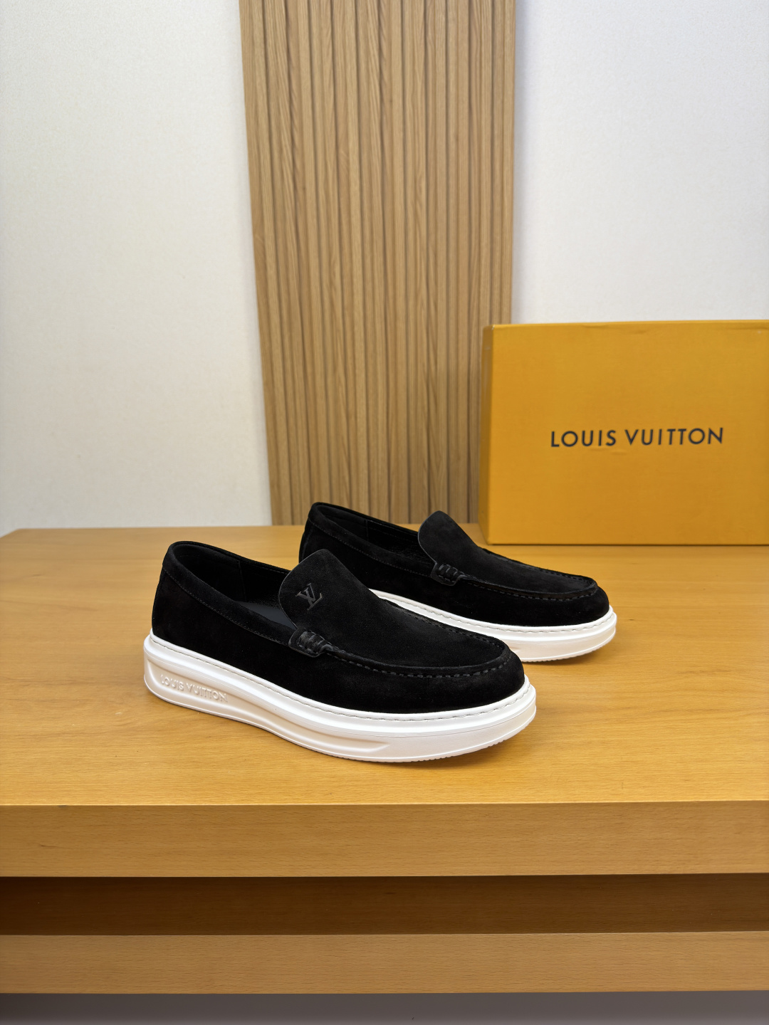 NO:833110,[Louis Vuitton] Louis Vuitton - high-end quality original order casual sports shoes - original high mercerized suede calfskin upper, shoe leather. Hand-stitched mark thread, tongue and heel. Air-pressure brand logo totem - water-dyed cowhide inside - outsole ultra-light TPU foam; molded outsole - ultra-high quality control, fine workmanship highlighted (high-end, luxury, grade) -Size  38-44 (45, can be customized)·L0117,,louis vuitton,louis vuitton,sneakers,cowhide19860909【Louis Vuitton】路易威登 -高端品质 原单·休闲运动鞋 -鞋面原版高丝光反绒小牛皮、鞋丹.手工串缝马克线、鞋舌.后跟.空压品牌logo图腾 -内里水染牛皮 -大底超轻TPU·发泡; 成型大底 -超高品控·做工精细凸显(高端·贵气·档次) -Size 38-44（45,可订做)·L0117,,louis vuitton,louis vuitton,sneakers,cowhide,Men's shoes