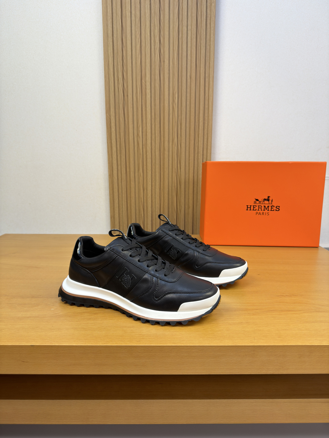 NO:833117,[HERMES] Hermès - High-end quality original casual sports shoes - Nappa calfskin upper, brand H totem webbing sewn on shoe body, tongue, heel, brand logo webbing - Water-dyed cowhide lining - Ultra-light TPR rubber outsole; two-color molded outsole - Ultra-high quality control, fine workmanship highlighted (high-end, luxury, grade) -Size  39-44 (38,45, can be customized)·H0118,,hermes,hermes,sneakers,cowhide19860909【 HERMES】爱马仕 -高端品质 原单·休闲运动鞋 -鞋面纳帕小牛皮、鞋身车缝品牌H图腾织带、鞋舌.后跟.品牌logo织带 -内里水染牛皮 -大底超轻TPR·橡胶；双色成型大底 -超高品控·做工精细凸显(高端·贵气·档次) -Size 39-44（38,45,可订做)·H0118,,hermes,hermes,sneakers,cowhide,Men's shoes