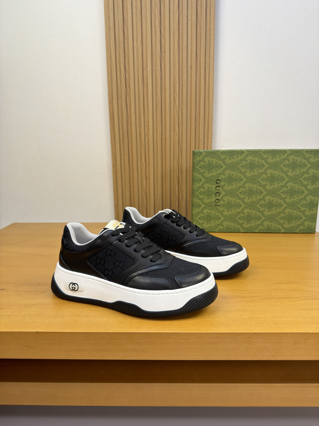 NO:833070,[Gucci] Gucci - high-end quality original order casual sports shoes - imported nappa calfskin upper, brand totem high mercerized fabric, tongue, sewn brand webbing - brand canvas lining, feet; water-dyed cowhide - outsole ultra-light TPU foam · rubber molded outsole - ultra-high quality control · fine workmanship highlighted (high-end · luxury · grade) -Size  38-44 (45, can be customized)·G61850,,gucci,gucci,sneakers,cowhide19860909【Gucci】古驰  -高端品质 原单·休闲运动鞋 -鞋面进口纳帕小牛皮、品牌图腾高丝光布匹、鞋舌.车缝品牌织带 -内里品牌帆布,垫脚；水染牛皮 -大底超轻TPU发泡·橡胶成型大底 -超高品控·做工精细凸显(高端·贵气·档次) -Size 38-44（45,可订做)·G61850,,gucci,gucci,sneakers,cowhide,Men's shoes