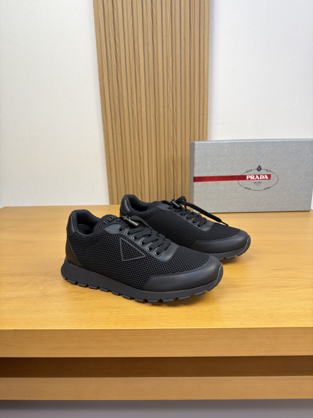 NO:833079,[PRADA] Prada - High-end quality original casual sports shoes - Original nappa calfskin upper, branded high-wire hollow mesh canvas, tongue, shoe body, injection molded brand logo module, heel. Air-pressure brand logo - Brand canvas lining, foot pads; water-dyed cowhide - Outsole ultra-light TPU foam rubber; two-color molded outsole - Ultra-high quality control, fine workmanship highlighted (high-end, luxury, grade) -Size  39-44 (38, 45, 46, can be customized)·FR0513,, prada, prada, sneakers, cowhide19860909【 PRADA】普拉达 -高端品质 原单·休闲运动鞋 -鞋面原版纳帕小牛皮、品牌高丝镂空网帆布、鞋舌.鞋身.注塑品牌logo模块、后跟.空压品牌logo -内里品牌帆布,垫脚；水染牛皮 -大底超轻TPU发泡·橡胶; 双色成型大底 -超高品控·做工精细凸显(高端·贵气·档次) -Size 39-44（38,45,46,可订做)·FR0513,,prada,prada,sneakers,cowhide,Men's shoes