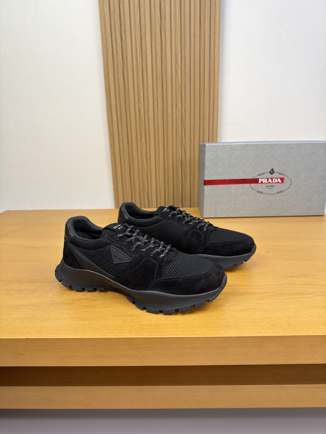 NO:833091,[PRADA] Prada - high-end quality original casual sports shoes - upper original nappa calfskin, high mercerized suede calfskin, brand high silk hollow mesh canvas, shoe body. Sewn brand plastic logo module, tongue.  39-44 (38, 45, 46, can be customized)·FR0513,, prada, prada, sneakers, cowhide19860909【 PRADA】普拉达 -高端品质 原单·休闲运动鞋 -鞋面原版纳帕小牛皮、高丝光反绒小牛皮、品牌高丝镂空网帆布、鞋身.车缝品牌塑胶logo模块、鞋舌.后跟.空压品牌logo -内里水染牛皮 -大底超轻TPR·橡胶; 成型大底 -超高品控·做工精细凸显(高端·贵气·档次) -Size 39-44（38,45,46,可订做)·FR0513,,prada,prada,sneakers,cowhide,Men's shoes