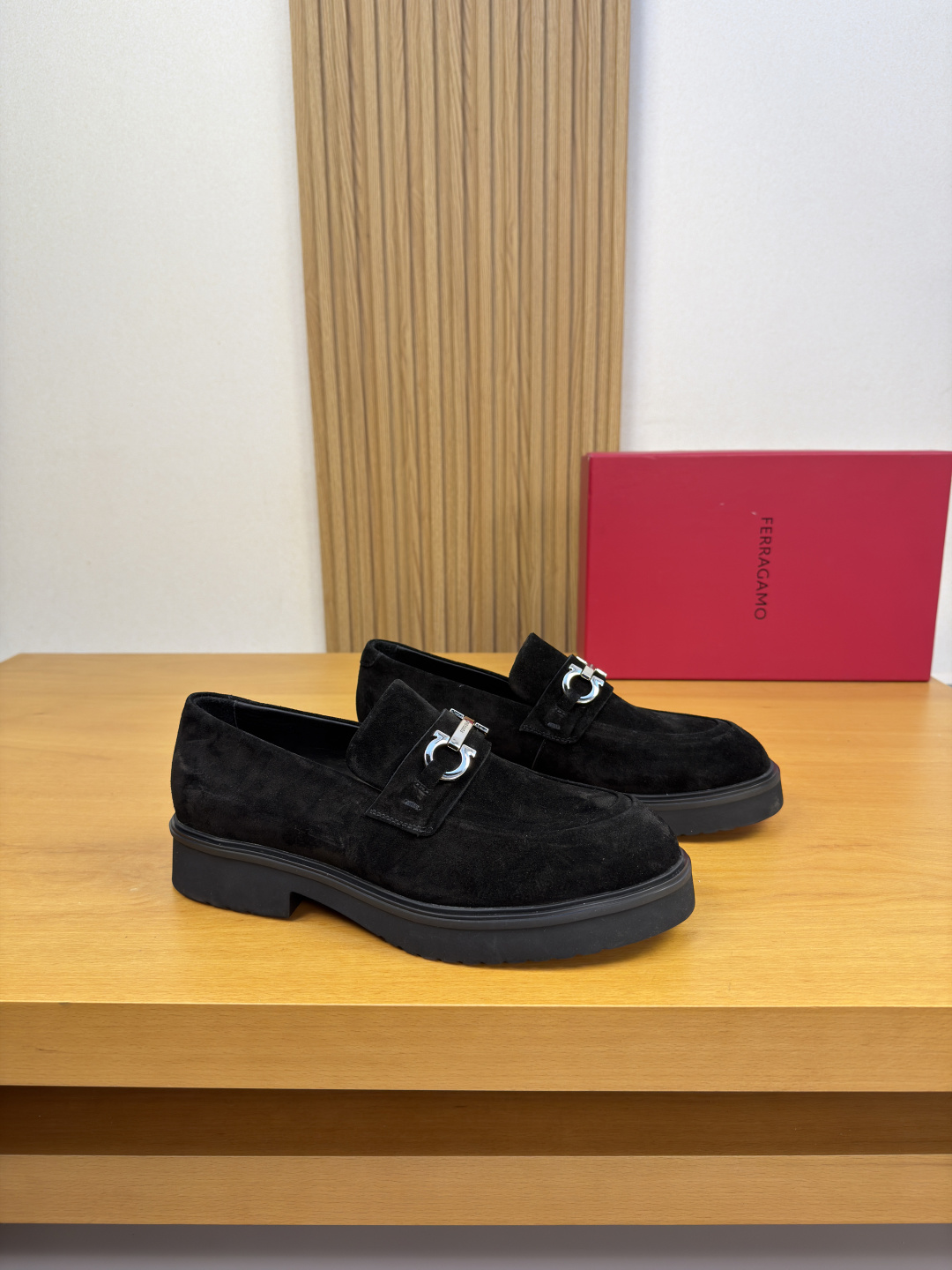 NO:833443,[Ferragamo] Ferragamo - high-end quality original single formal leather shoes - upper original high mercerized suede calfskin, shoe leather. Hand-made reverse hidden stitching, brand metal fastener cross-arm decoration - lining water-dyed cowhide - outsole ultra-light TPU foam rubber; combined molded outsole - ultra-high quality control, fine workmanship highlighted (high-end, luxury, grade) -Size  39-44 (38, 45, 46, can be customized)·FE0122,,ferragamo,ferragamo,cowhide19860909【 Ferragamo】菲拉格慕 -高端品质 原单·正装皮鞋 -鞋面原版高丝光反绒小牛皮、鞋丹.手工车反暗线、品牌金属扣件横担装饰 -内里水染牛皮 -大底超轻TPU发泡·橡胶；组合成型大底 -超高品控·做工精细凸显(高端·贵气·档次) -Size 39-44（38,45,46,可订做)·FE0122,,ferragamo,ferragamo,cowhide,Men's shoes