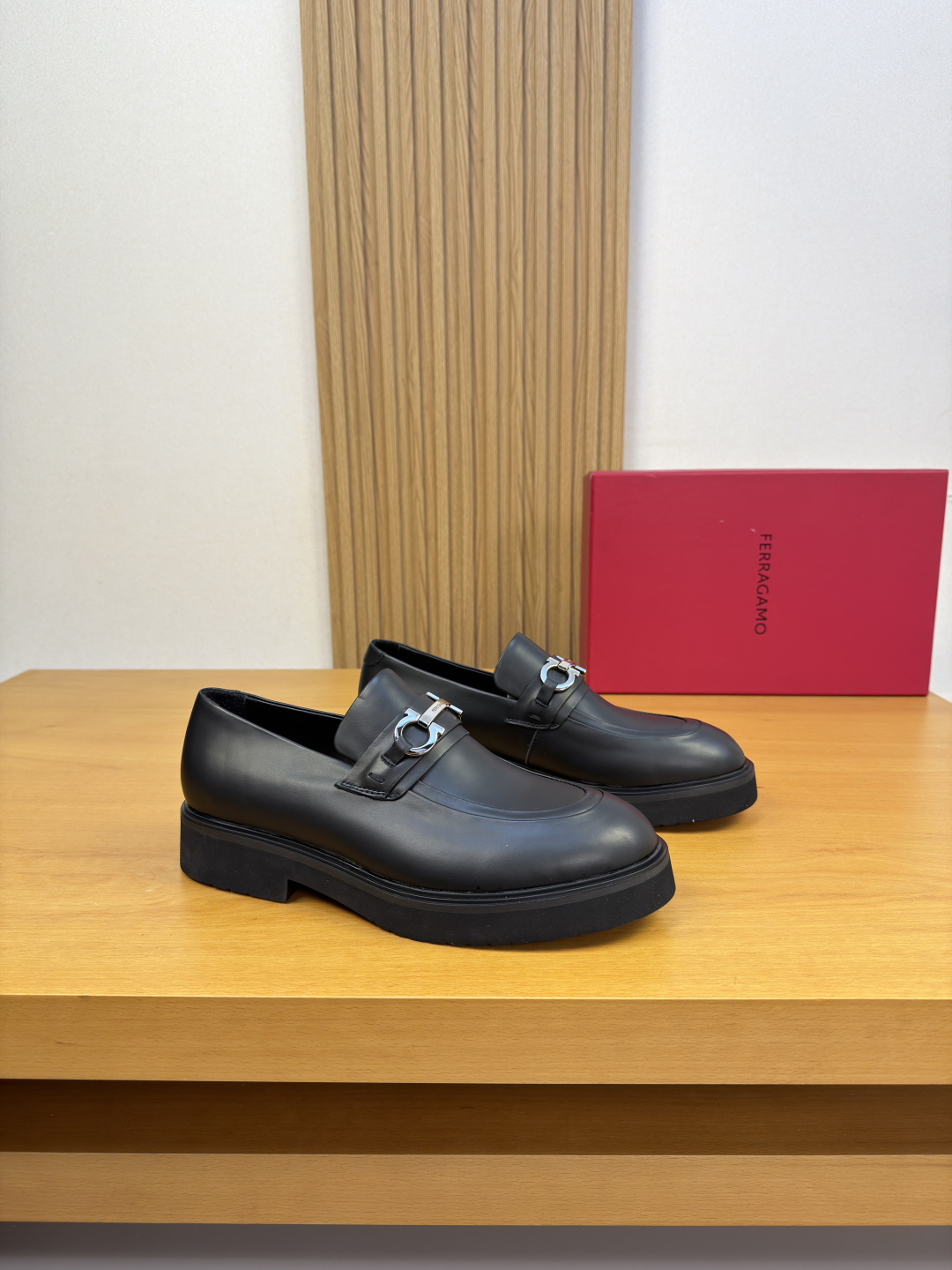 NO:833451,[Ferragamo] Ferragamo - High-end quality original single formal leather shoes - Original nappa calfskin upper, shoe leather. Hand-made anti-hidden stitching, brand metal fastener cross-arm decoration - Water-dyed cowhide lining - Ultra-light TPU foam rubber outsole; combined molded outsole - Ultra-high quality control, fine workmanship highlighted (high-end, luxury, grade) -Size  39-44 (38, 45, 46, can be customized)·FE0122,,ferragamo,ferragamo,cowhide19860909【 Ferragamo】菲拉格慕 -高端品质 原单·正装皮鞋 -鞋面原版纳帕小牛皮、鞋丹.手工车反暗线、品牌金属扣件横担装饰 -内里水染牛皮 -大底超轻TPU发泡·橡胶；组合成型大底 -超高品控·做工精细凸显(高端·贵气·档次) -Size 39-44（38,45,46,可订做)·FE0122,,ferragamo,ferragamo,cowhide,Men's shoes