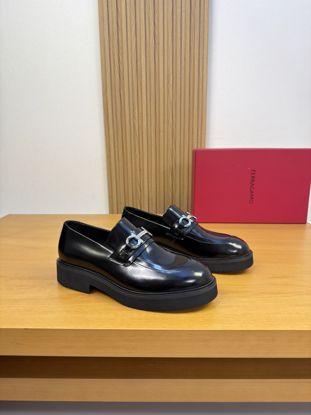 NO:833459,[Ferragamo] Ferragamo - High-end quality original order·Formal leather shoes - Original open-edge beaded calfskin upper, shoe leather. Hand-made anti-hidden stitching, brand metal fastener cross-arm decoration - Water-dyed cowhide inside - Outsole ultra-light TPU foam rubber; combined molded outsole - Super high quality control, fine workmanship highlighted (high-end, luxury, grade) -Size  39-44 (38, 45, 46, can be customized)·FE0122,,ferragamo,ferragamo,cowhide19860909【 Ferragamo】菲拉格慕 -高端品质 原单·正装皮鞋 -鞋面原版开边珠小牛皮、鞋丹.手工车反暗线、品牌金属扣件横担装饰 -内里水染牛皮 -大底超轻TPU发泡·橡胶；组合成型大底 -超高品控·做工精细凸显(高端·贵气·档次) -Size 39-44（38,45,46,可订做)·FE0122,,ferragamo,ferragamo,cowhide,Men's shoes