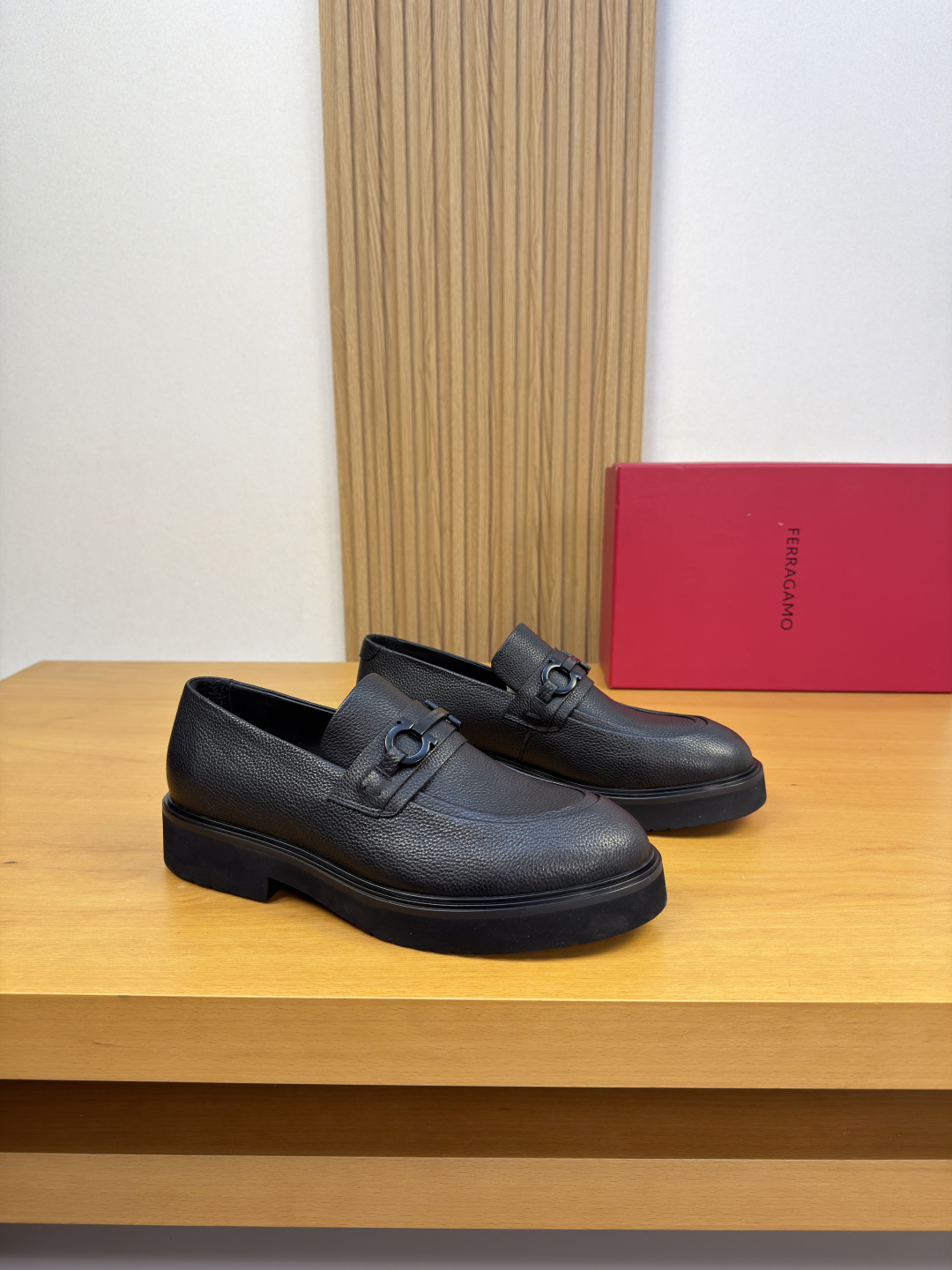 NO:833397,[Ferragamo] Ferragamo - high-end quality original single formal leather shoes - original pebbled calfskin on the upper, shoe leather. Hand-made hidden stitching, brand metal fastener cross-arm decoration - water-dyed cowhide lining - ultra-light TPU foam rubber outsole; combined molded outsole - ultra-high quality control, fine workmanship highlighted (high-end, luxury, grade) -Size  39-44 (38, 45, 46, can be customized)·FE0122,,ferragamo,ferragamo,cowhide19860909【 Ferragamo】菲拉格慕 -高端品质 原单·正装皮鞋 -鞋面原版荔纹小牛皮、鞋丹.手工车反暗线、品牌金属扣件横担装饰 -内里水染牛皮 -大底超轻TPU发泡·橡胶；组合成型大底 -超高品控·做工精细凸显(高端·贵气·档次) -Size 39-44（38,45,46,可订做)·FE0122,,ferragamo,ferragamo,cowhide,Men's shoes