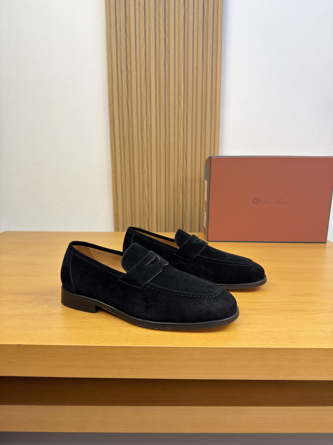 NO:833403,[Loro piana] LP Nuoyou Piana - high-end quality original single slip-on casual sports shoes - upper original high mercerized suede sheepskin leather, shoe leather. outer stitching, brand cross arm decoration, heel air pressure brand logo - lining water-dyed cow leather - outsole ultra-light TPR rubber · genuine leather; genuine leather molded outsole - ultra-high quality control · fine workmanship highlighted (high-end · luxury · grade) -Size  39-44 (38, 45, 46, can be customized).0186,,loro piana,loro piana,sneakers,cowhide,sheep19860909【Loro piana】LP诺悠翩雅  -高端品质 原单·休闲运动鞋一脚蹬 -鞋面原版高丝光反绒羊京皮、鞋丹.外合车缝线、品牌横担装饰、后跟空压品牌logo -内里水染牛皮 -大底超轻TPR橡胶·真皮；真皮成型大底 -超高品控·做工精细凸显(高端·贵气·档次) -Size 39-44（38,45,46,可订做).0186,,loro piana,loro piana,sneakers,cowhide,sheep,Men's shoes