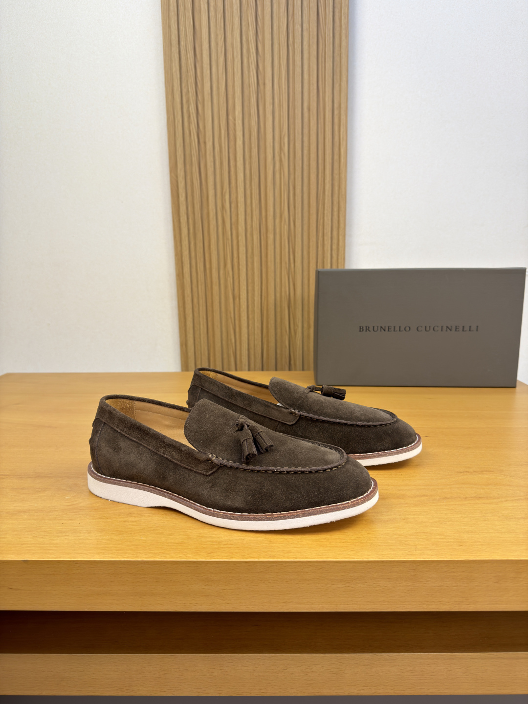 NO:833410,[Brunello Cucinelli] Brunello Cucinelli - High-end quality original casual sports sneakers - Original high mercerized suede calf leather on the upper, outer stitching, brand pendant decoration - Water-dyed cow leather on the inside - Ultra-light TPU foamed outsole, genuine leather welt; combined molded outsole - Ultra-high quality control, fine workmanship highlighted (high-end, luxury, grade) -Size  39-44 (38, 45, 46, can be customized)·BC0186,, brunello cucinelli,cowhide19860909【 Brunello Cucinelli】布鲁内洛·库奇内利 -高端品质 原单·休闲运动板鞋 -鞋面原版高丝光反绒小牛皮、鞋丹.外合车缝线、品牌吊坠装饰 -内里水染牛皮 -大底超轻TPU发泡·真皮沿条；组合成型大底 -超高品控·做工精细凸显(高端·贵气·档次) -Size 39-44（38,45,46,可订做)·BC0186,,brunello cucinelli,cowhide,Men's shoes