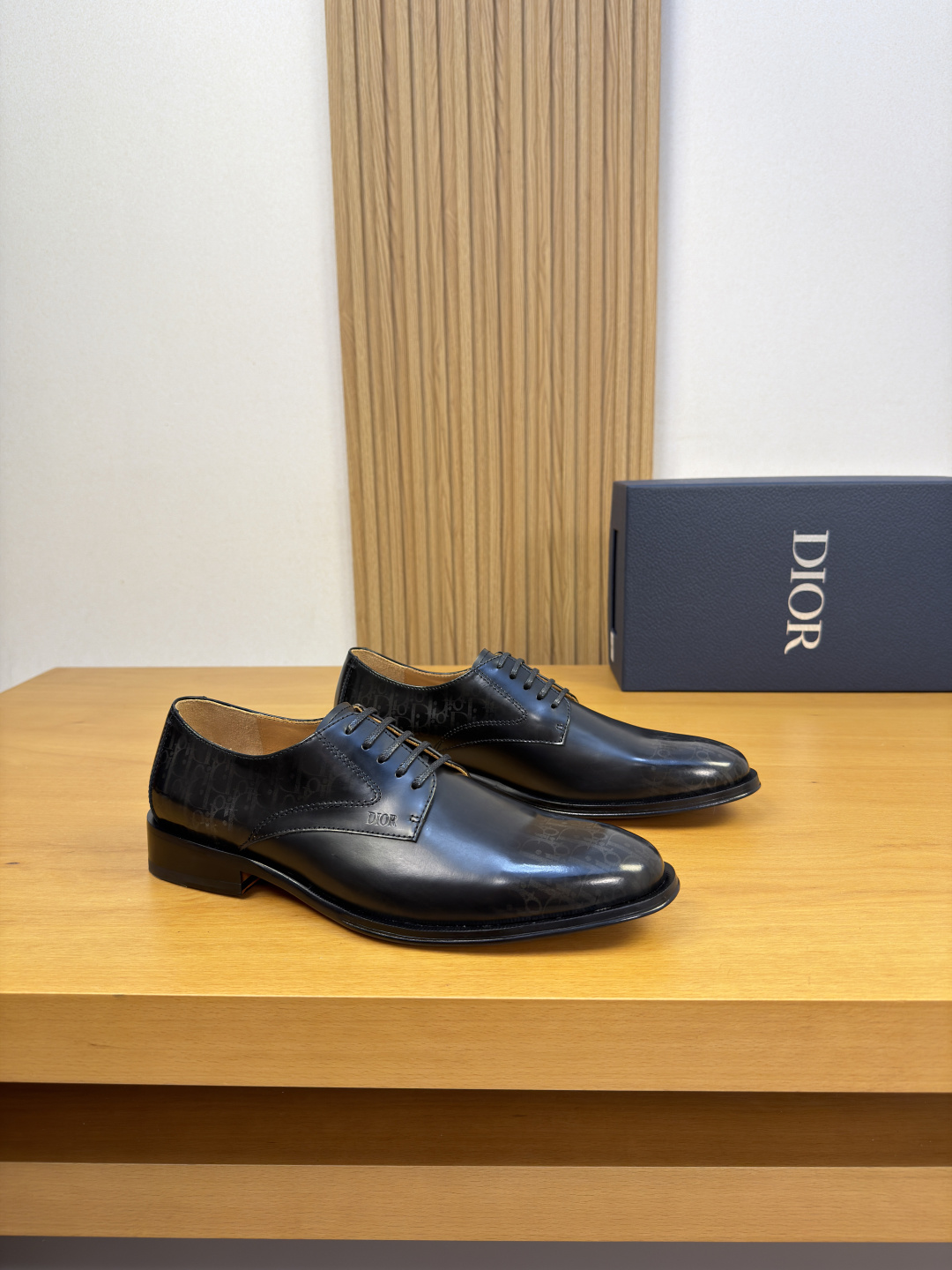 NO:833417,[Dior] Dior - High-end quality original and formal leather shoes - Original color-brushed open-edge beaded calf leather on the upper, air-pressure brand logo on the shoe body, perfect splicing - Water-dyed cow leather on the inside - Ultra-light genuine leather and rubber outsole; combined molded leather outsole - Super high quality control, fine workmanship highlighted (high-end, luxury, grade) -Size  39-44 (38,45, can be customized)·0421,,dior,dior,cowhide,Leather soles19860909【 Dior】迪奥 -高端品质 原单·正装皮鞋 -鞋面原版擦色开边珠小牛皮、鞋身空压品牌logo、完美拼接 -内里水染牛皮 -大底超轻真皮·橡胶；组合成型真皮大底 -超高品控·做工精细凸显(高端·贵气·档次) -Size 39-44（38,45,可订做)·0421,,dior,dior,cowhide,Leather soles,Men's shoes