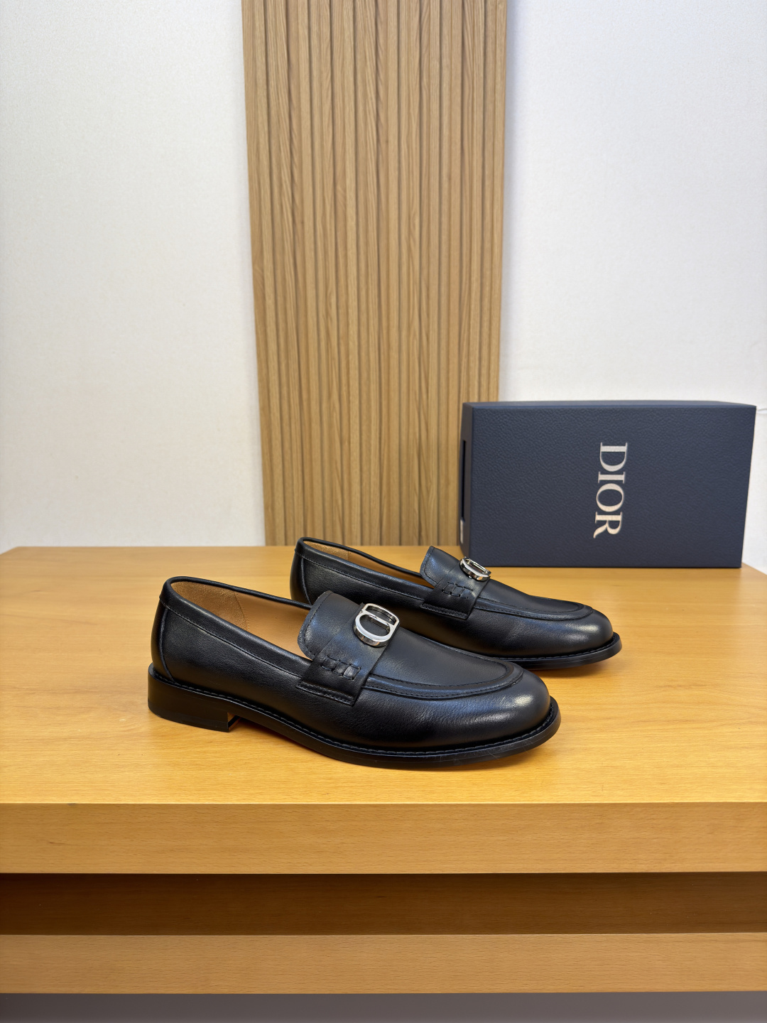 NO:833423,[Dior] Dior - High-end quality original order·Formal leather shoes - Original Nappa calfskin upper, shoe leather, raised stitching, brand metal fastener cross-arm decoration - Water-dyed cowhide lining - Ultra-light genuine leather and rubber outsole; combined molded leather outsole - Super high quality control, fine workmanship highlighted (high-end, luxury, grade) -Size  39-44 (38,45, can be customized)·0421,,dior,dior,cowhide,Leather soles19860909【 Dior】迪奥 -高端品质 原单·正装皮鞋 -鞋面原版纳帕小牛皮、鞋丹.起股车缝线、品牌金属扣件横担装饰 -内里水染牛皮 -大底超轻真皮·橡胶；组合成型真皮大底 -超高品控·做工精细凸显(高端·贵气·档次) -Size 39-44（38,45,可订做)·0421,,dior,dior,cowhide,Leather soles,Men's shoes