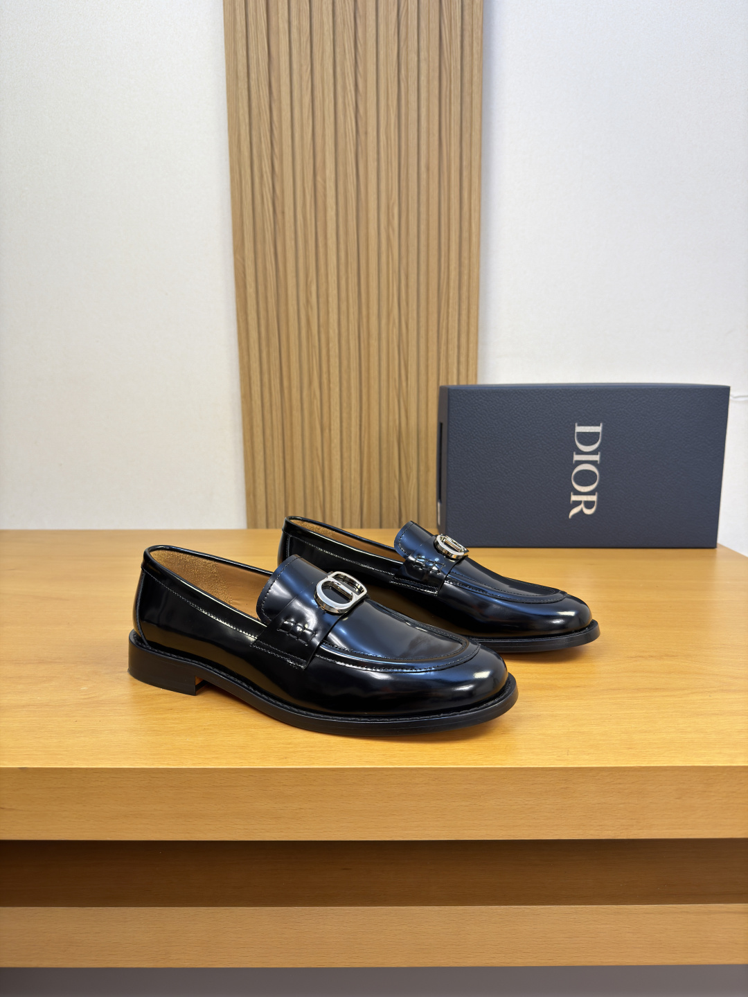 NO:833430,[Dior] Dior - high-end quality original and formal leather shoes - original open-edge beaded calfskin upper, shoe leather, raised stitching, brand metal fastener cross-arm decoration - water-dyed cowhide lining - ultra-light genuine leather and rubber outsole; combined molded leather outsole - ultra-high quality control and fine workmanship (high-end, luxury, grade) -Size  39-44 (38,45, can be customized)·0421,,dior,dior,cowhide,Leather soles19860909【 Dior】迪奥 -高端品质 原单·正装皮鞋 -鞋面原版开边珠小牛皮、鞋丹.起股车缝线、品牌金属扣件横担装饰 -内里水染牛皮 -大底超轻真皮·橡胶；组合成型真皮大底 -超高品控·做工精细凸显(高端·贵气·档次) -Size 39-44（38,45,可订做)·0421,,dior,dior,cowhide,Leather soles,Men's shoes