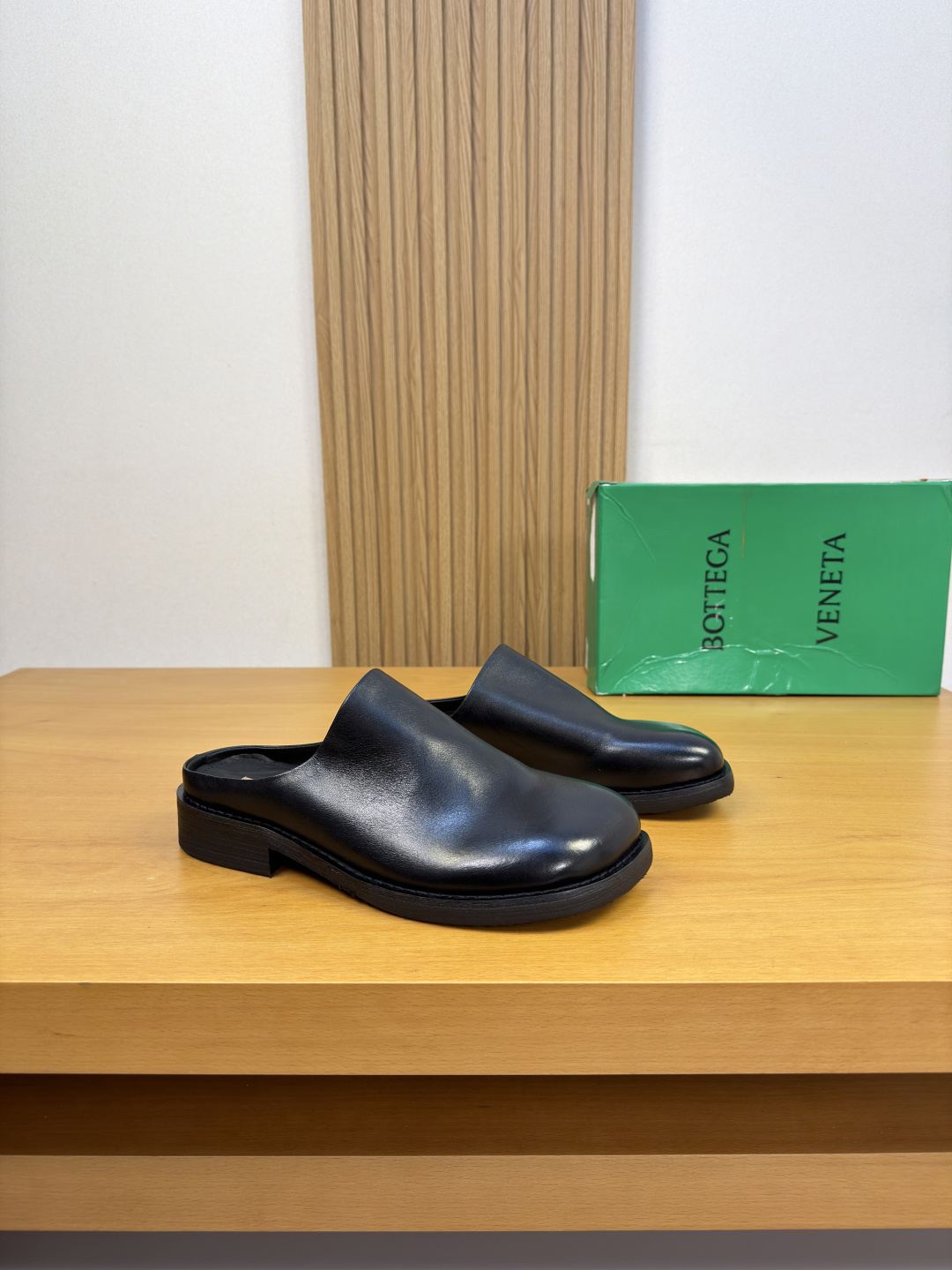 NO:833437,[BOTTEGA VENETA] Bottega Veneta - High-end quality original single, half-slip, formal leather shoes - Nappa calfskin upper, stitched lining inside the shoe mouth - Water-dyed cowhide lining - Ultra-light TPR genuine leather outsole; combined molded leather outsole - Super high quality control, fine workmanship highlighted (high-end, luxury, grade)  -Size38-44 (45,46, can be customized)·7422,,bottega veneta,cowhide,Leather soles19860909【BOTTEGA VENETA】宝缇嘉 -高端品质 原单·半拖 正装皮鞋 -鞋面纳帕小牛皮、鞋口内合车缝内里 -内里水染牛皮 -大底超轻TPR·真皮；组合成型真皮大底 -超高品控·做工精细凸显(高端·贵气·档次) -Size38-44（45,46,可订做)·7422,,bottega veneta,cowhide,Leather soles,Men's shoes