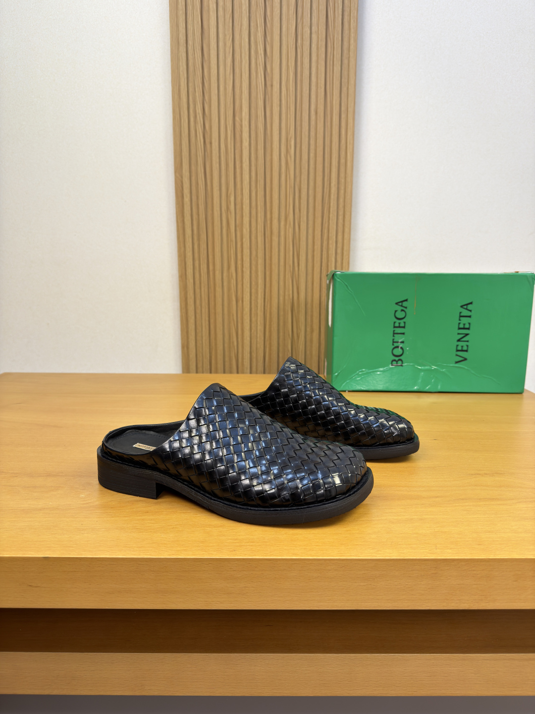 NO:833444,[BOTTEGA VENETA] Bottega Veneta - high-end quality original single, half-slip, formal leather shoes - hand-woven calfskin upper, stitched lining inside the shoe mouth - water-dyed cowhide lining - ultra-light TPR genuine leather outsole; combined molded leather outsole - ultra-high quality control, fine workmanship highlighted (high-end, luxury, grade)  -Size38-44 (45,46, can be customized)·7422,,bottega veneta,cowhide,Leather soles19860909【BOTTEGA VENETA】宝缇嘉 -高端品质 原单·半拖 正装皮鞋 -鞋面手工编织小牛皮、鞋口内合车缝内里 -内里水染牛皮 -大底超轻TPR·真皮；组合成型真皮大底 -超高品控·做工精细凸显(高端·贵气·档次) -Size38-44（45,46,可订做)·7422,,bottega veneta,cowhide,Leather soles,Men's shoes
