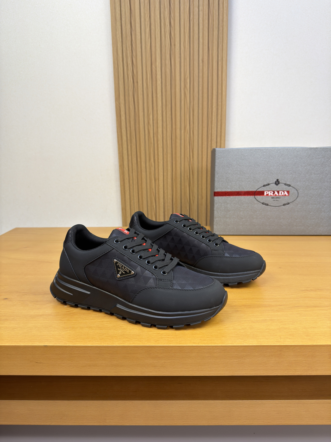 NO:833699,[PRADA] Prada - high-end quality original casual sports shoes - original silk calfskin upper, brand totem high mercerized canvas fabric, tongue, brand plastic logo, shoe body. Brand metal logo - brand canvas lining, feet; water-dyed cowhide - outsole ultra-light TPU foam; molded outsole - ultra-high quality control, fine workmanship highlighted (high-end, luxury, grade) -Size  38-44 (45,46, can be customized)·,,prada,prada,sneakers,cowhide19860909【 PRADA】普拉达 -高端品质 原单·休闲运动鞋 -鞋面原版丝绸小牛皮、品牌图腾高丝光帆布布匹、鞋舌.品牌塑胶logo标识、鞋身.品牌金属logo -内里品牌帆布,垫脚；水染牛皮 -大底超轻TPU发泡; 成型大底 -超高品控·做工精细凸显(高端·贵气·档次) -Size 38-44（45,46,可订做)·,,prada,prada,sneakers,cowhide,Men's shoes