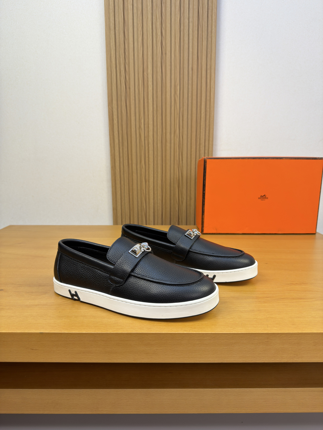 NO:833706,[HERMES] Hermès - high-end quality original casual sports sneakers - original pebbled calfskin upper, stitching technology on the outside of the shoe tab, brand metal fastener cross-arm decoration - water-dyed cowhide inside - ultra-light original TPR.  38-44 (45, can be customized)·H0116,,hermes,hermes,cowhide19860909【 HERMES】爱马仕 -高端品质 原单·休闲运动板鞋 -鞋面原版荔纹小牛皮、鞋丹外合车缝线工艺、品牌金属扣件横担装饰 -内里水染牛皮 -大底超轻原版TPR.橡胶·双色成型大底 -超高品控·做工精细凸显(高端·贵气·档次) -Size 38-44（45,可订做)·H0116,,hermes,hermes,cowhide,Men's shoes