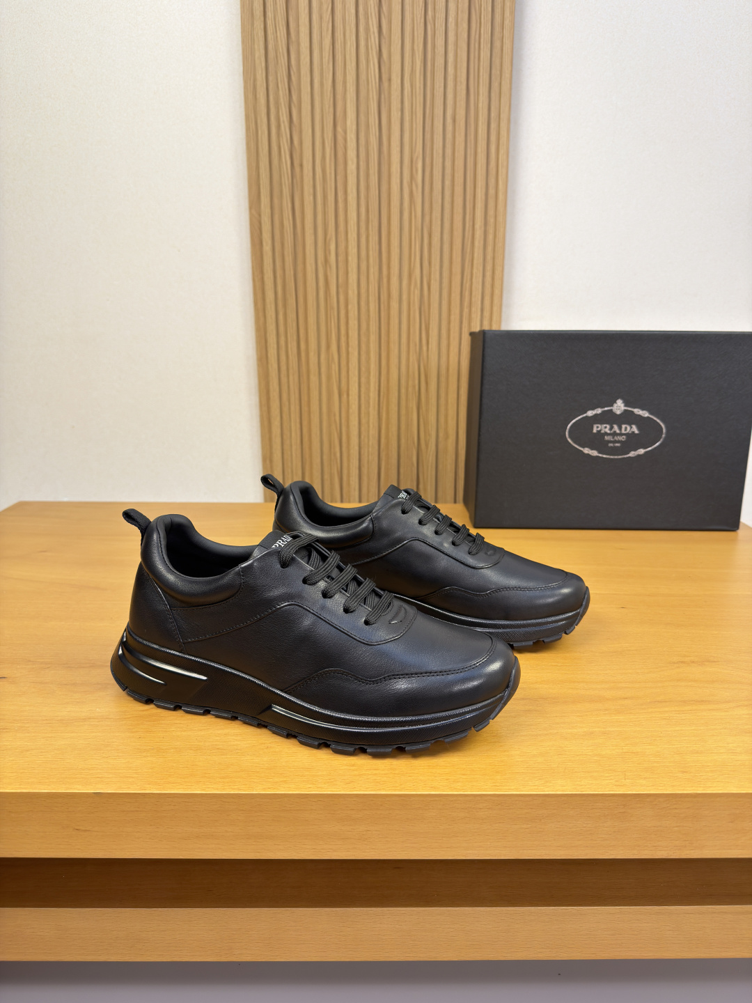 NO:833747,[PRADA] Prada - high-end quality original casual sports shoes - imported nappa calfskin upper, tongue, sewn brand LOGO cloth label, heel. Brand webbing - water-dyed cowhide lining - ultra-light TPU foam rubber outsole; two-color molded outsole - ultra-high quality control, fine workmanship, highlighting (high-end, luxury, class) -Size  39-44 (38,45, can be customized)·PRD0118,,prada,prada,sneakers,cowhide19860909【PRADA】普拉达 -高端品质 原单·休闲运动鞋 -鞋面进口纳帕小牛皮、鞋舌.车缝品牌LOGO布标、后跟.品牌织带 -内里水染牛皮 -大底超轻TPU发泡·橡胶；双色成型大底 -超高品控·做工精细,凸显(高端·贵气·档次) -Size 39-44（38,45,可定做)·PRD0118,,prada,prada,sneakers,cowhide,Men's shoes