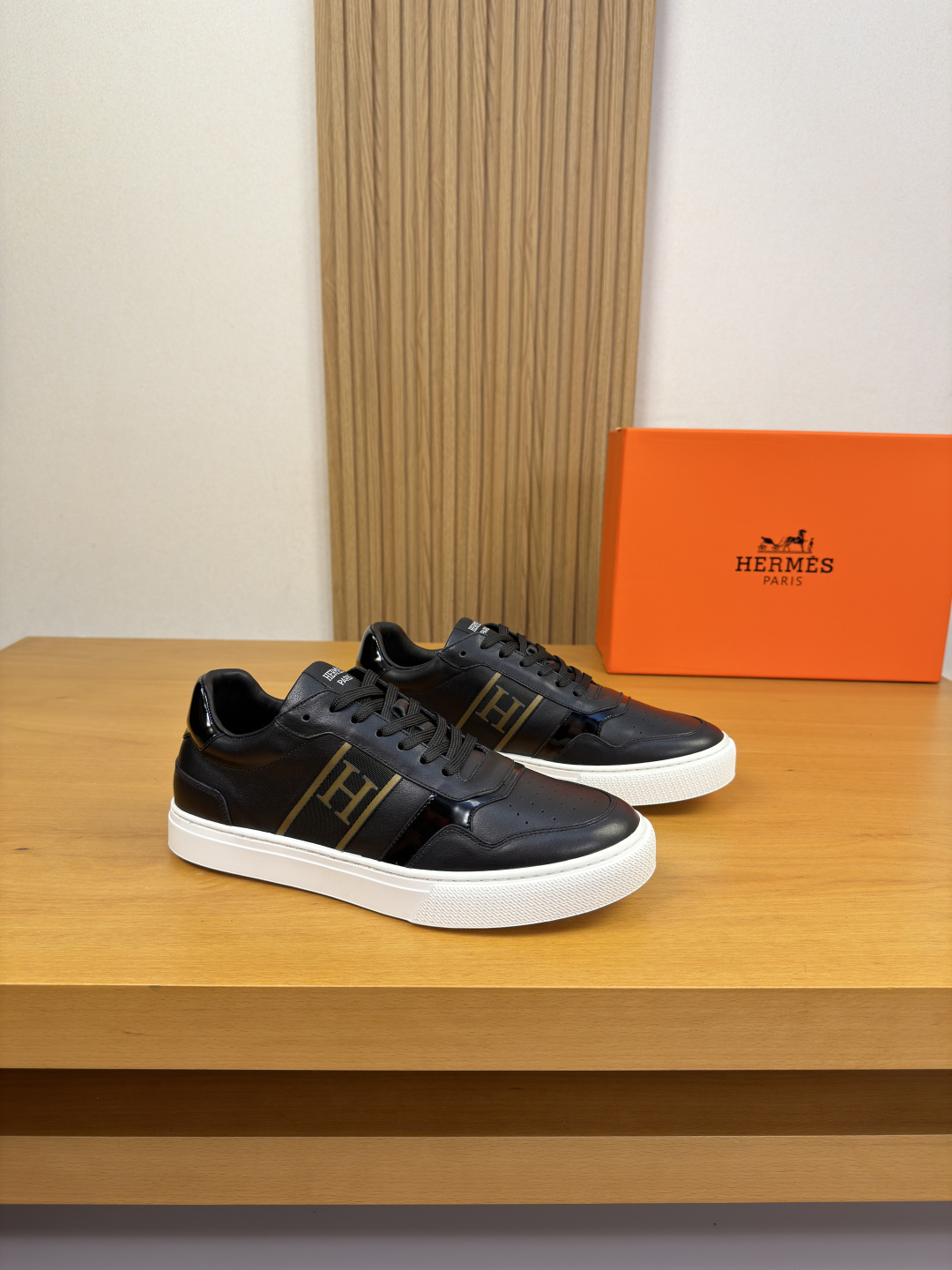 NO:833679,[HERMES] Hermès - high-end quality original casual sports sneakers - original full-grain calfskin upper, tongue, sewn brand logo cloth label, shoe body, brand totem webbing - water-dyed cowhide lining - ultra-light original TPR rubber outsole; two-color molded outsole - ultra-high quality control, fine workmanship highlighted (high-end, luxury, grade) -Size  39-44 (38.45.46. Can be customized)·H0118,,hermes,hermes,cowhide19860909【 HERMES】爱马仕 -高端品质 原单·休闲运动板鞋 -鞋面原版全粒面小牛皮、鞋舌.车缝品牌logo布标、鞋身.品牌图腾织带 -内里水染牛皮 -大底超轻原版TPR.橡胶；双色成型大底 -超高品控·做工精细凸显(高端·贵气·档次) -Size 39-44（38.45.46.可订做)·H0118,,hermes,hermes,cowhide,Men's shoes