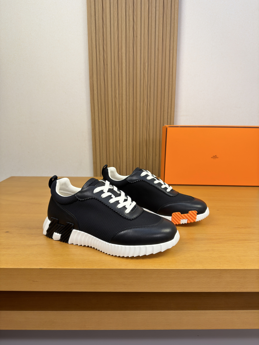 NO:833683,[HERMES] Hermès - High-end quality original casual sports shoes - Nappa calfskin upper, brand high mercerized canvas, tongue. Air pressure brand logo, heel. Brand webbing - Water-dyed cowhide inside - Outsole ultra-light TPU foam and rubber combined molding two-color outsole - Ultra-high quality control, fine workmanship highlighted (high-end, luxury, grade) -Size  39-44 (38, 45, 46, can be customized)·H5977,,hermes,hermes,sneakers,cowhide19860909【 HERMES】爱马仕 -高端品质 原单·休闲运动鞋 -鞋面纳帕小牛皮、品牌高丝光帆布、鞋舌.空压品牌logo、后跟.品牌织带 -内里水染牛皮 -大底超轻TPU发泡·橡胶组合成型双色大底 -超高品控·做工精细凸显(高端·贵气·档次) -Size 39-44（38,45,46,可订做)·H5977,,hermes,hermes,sneakers,cowhide,Men's shoes