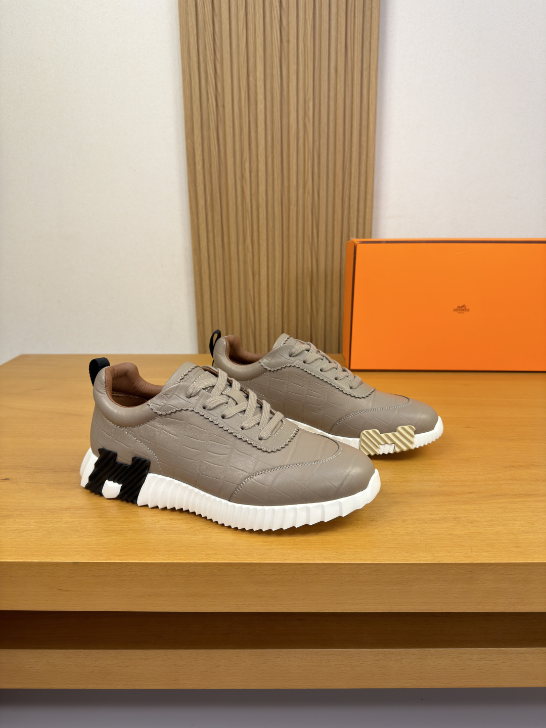 NO:833714,[HERMES] Hermès - High-end quality original casual sports shoes - Original stone-patterned cowhide on the upper, tongue. Air-pressure brand logo, heel. Brand webbing - Water-dyed cowhide on the inside - Outsole with ultra-light TPU foam and rubber combined molding two-color outsole - Ultra-high quality control, fine workmanship highlighted (high-end, luxury, grade) -Size  39-44 (38, 45, 46, can be customized)·H5977,,hermes,hermes,sneakers,cowhide19860909【 HERMES】爱马仕 -高端品质 原单·休闲运动鞋 -鞋面原版石头纹牛皮、鞋舌.空压品牌logo、后跟.品牌织带 -内里水染牛皮 -大底超轻TPU发泡·橡胶组合成型双色大底 -超高品控·做工精细凸显(高端·贵气·档次) -Size 39-44（38,45,46,可订做)·H5977,,hermes,hermes,sneakers,cowhide,Men's shoes