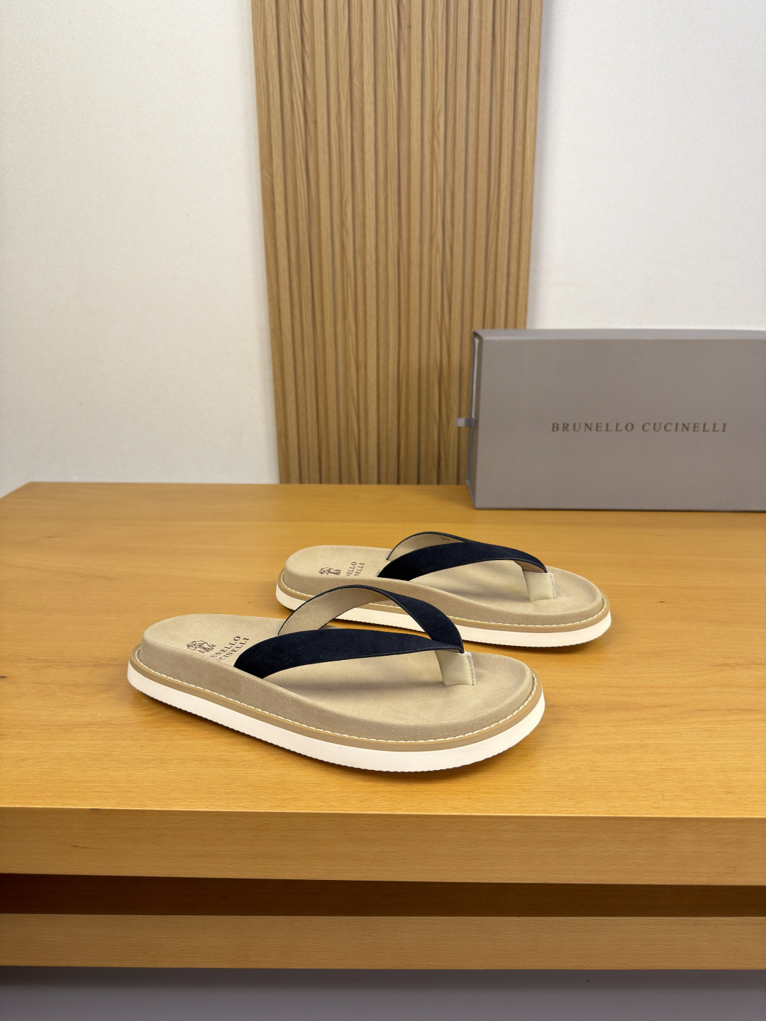 NO:834481,[Brunello Cucinelli] Brunello Cucinelli - high-end quality original single casual sandals - upper imported suede calfskin, flip-flops - lining water-dyed cowhide - outsole ultra-light suede cowhide water table · TPU foam; combined molded outsole - ultra-high quality control · fine workmanship highlighted (high-end · luxury · grade) -Size  39-44 (38, 45, 46, can be customized)·BC0122,, brunello cucinelli, slippers, cowhide19860909【 Brunello Cucinelli】布鲁内洛·库奇内利 -高端品质 原单·休闲凉拖鞋 -鞋面进口反绒小牛皮、人字拖 -内里水染牛皮 -大底超轻反绒牛皮包水台·TPU发泡；组合成型大底 -超高品控·做工精细凸显(高端·贵气·档次) -Size 39-44（38,45,46,可订做)·BC0122,,brunello cucinelli,slippers,cowhide,Men's shoes