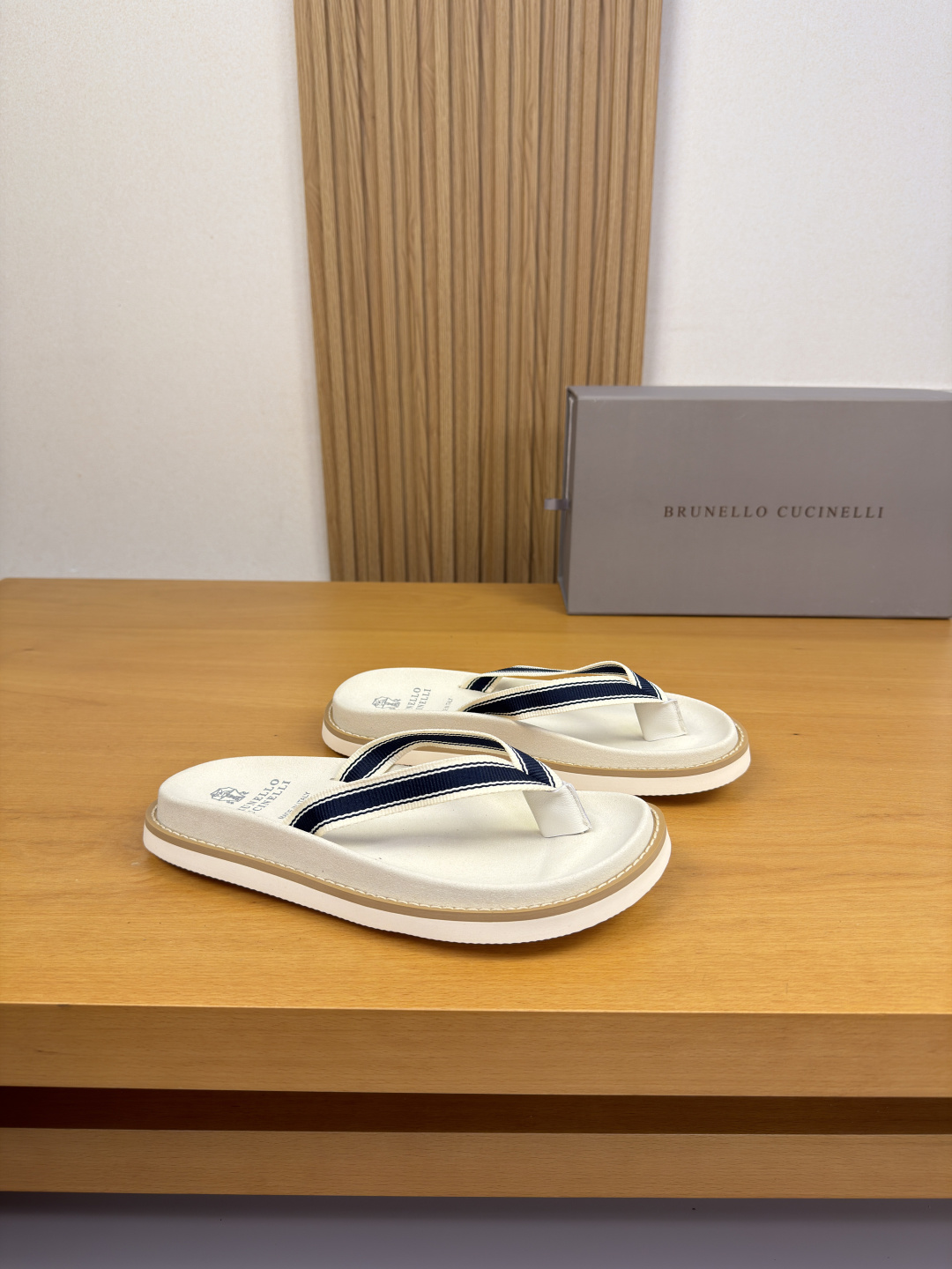 NO:834487,[Brunello Cucinelli] Brunello Cucinelli - high-end quality original single slippers - imported brand webbing on the upper, flip-flops - water-dyed cowhide inside - ultra-light suede cowhide water table on the outsole, TPU foam; combined molded outsole - ultra-high quality control, fine workmanship (high-end, luxury, grade) -Size  39-44 (38, 45, 46, can be customized)·BC0122,, brunello cucinelli, slippers, cowhide19860909【 Brunello Cucinelli】布鲁内洛·库奇内利 -高端品质 原单·休闲凉拖鞋 -鞋面进口品牌织带、人字拖 -内里水染牛皮 -大底超轻反绒牛皮包水台·TPU发泡；组合成型大底 -超高品控·做工精细凸显(高端·贵气·档次) -Size 39-44（38,45,46,可订做)·BC0122,,brunello cucinelli,slippers,cowhide,Men's shoes