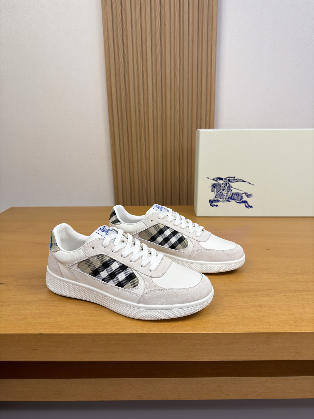 NO:850044,[BURBERRY] Burberry - high-end quality original casual sports sneakers - imported nappa calfskin, suede calfskin upper, brand totem cloth, tongue, injection molded brand logo cloth label - water-dyed cowhide lining - ultra-light TPR rubber outsole; two-color molded outsole - ultra-high quality control, fine workmanship highlighted (high-end, luxury, grade) -Size  38-44 (45, can be customized)·BBR0157,,burberry,burberry,cowhide19860909【 BURBERRY】巴宝莉 -高端品质 原单·休闲运动板鞋 -鞋面进口纳帕小牛皮、反绒小牛皮、品牌图腾布匹、鞋舌.注塑品牌logo布标 -内里水染牛皮 -大底超轻TPR橡胶; 双色成型大底 -超高品控·做工精细凸显(高端·贵气·档次) -Size 38-44（45,可订做)·BBR0157,,burberry,burberry,cowhide,Men's shoes