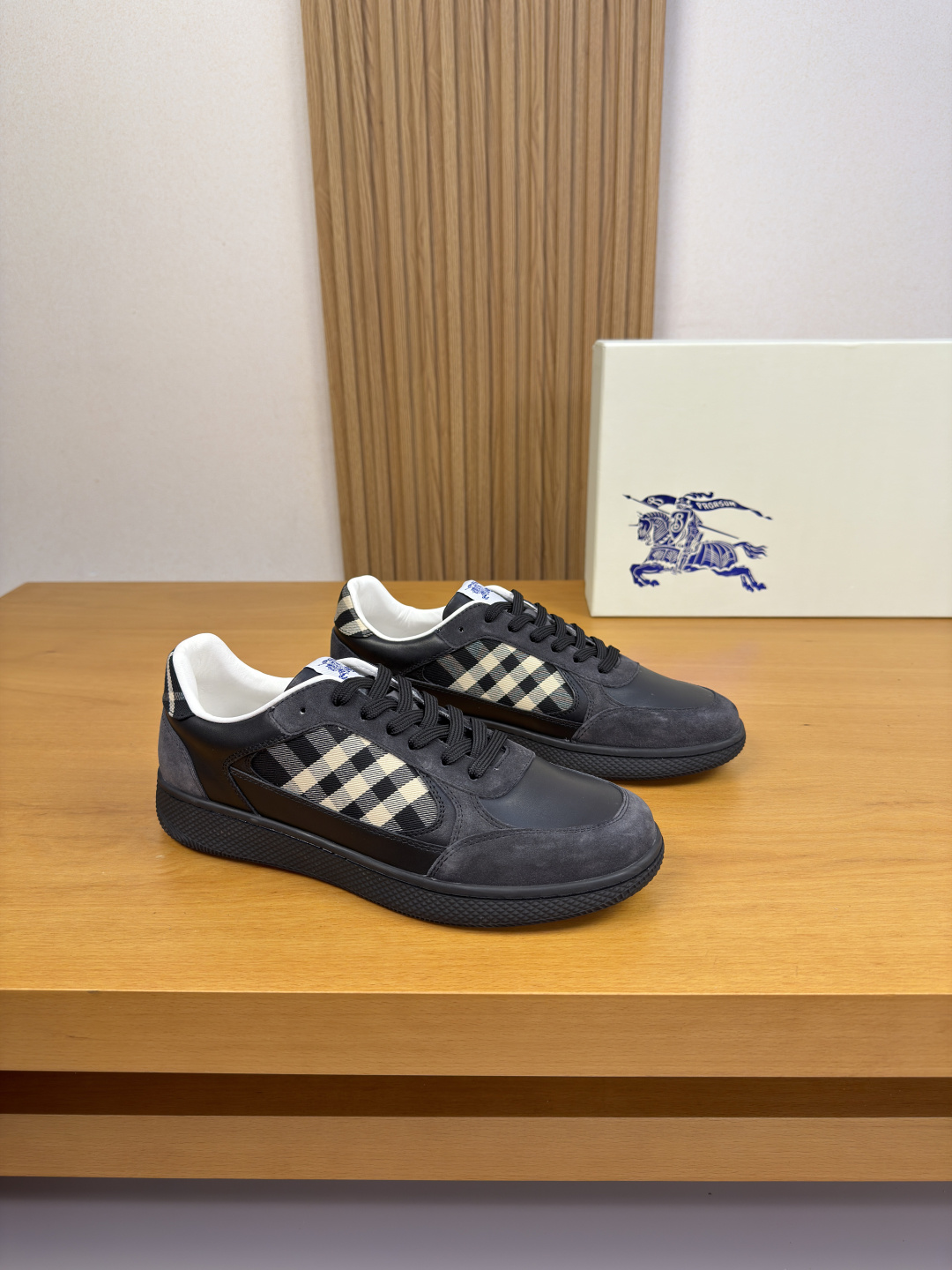 NO:834536,[BURBERRY] Burberry - high-end quality original casual sports sneakers - imported nappa calfskin, suede calfskin upper, brand totem cloth, tongue, injection molded brand logo cloth label - water-dyed cowhide lining - ultra-light TPR rubber outsole; two-color molded outsole - ultra-high quality control, fine workmanship highlighted (high-end, luxury, grade) -Size  38-44 (45, can be customized)·BBR0157,,burberry,burberry,cowhide19860909【 BURBERRY】巴宝莉 -高端品质 原单·休闲运动板鞋 -鞋面进口纳帕小牛皮、反绒小牛皮、品牌图腾布匹、鞋舌.注塑品牌logo布标 -内里水染牛皮 -大底超轻TPR橡胶; 双色成型大底 -超高品控·做工精细凸显(高端·贵气·档次) -Size 38-44（45,可订做)·BBR0157,,burberry,burberry,cowhide,Men's shoes