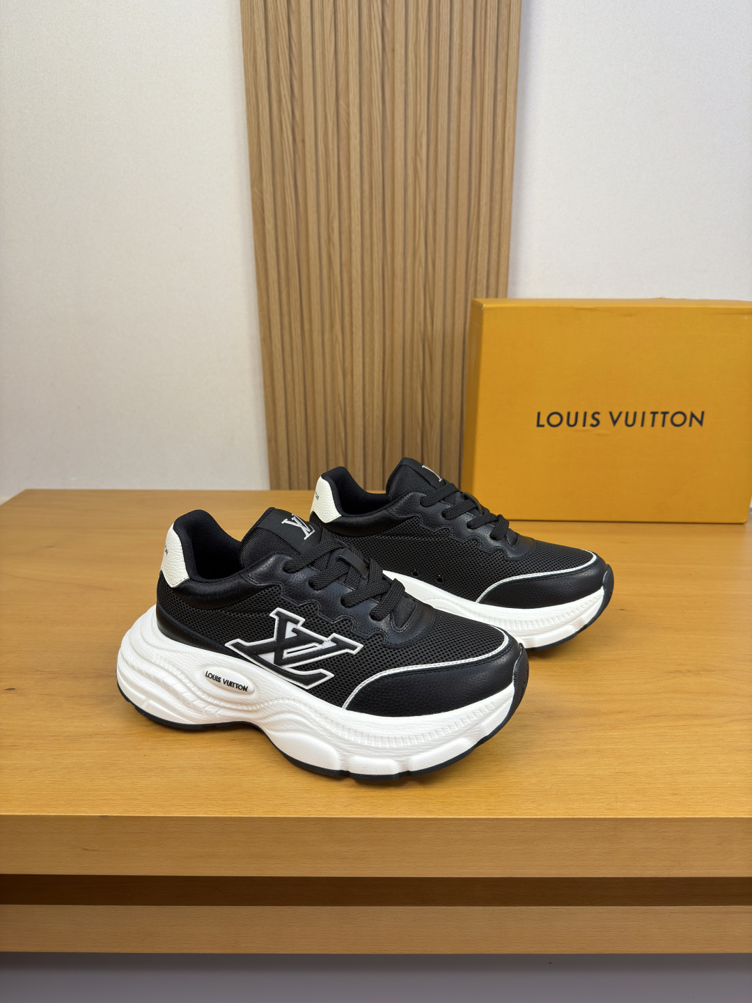 NO:834553,【Louis Vuitton】Louis Vuitton - High-end quality original order·Casual sports shoes - Upper; pebbled calf leather, brand hollow mesh canvas, shoe body. Sewn brand totem plastic module, tongue. Sewn brand totem cloth label, heel. Silk-printed high-frequency brand logo - Lining brand canvas - Outsole ultra-light TPU foam. Rubber; two-color molded outsole  -Super high quality control, exquisite workmanship (high-end, luxury, grade) -Size 39-44 (38, 45, can be customized)·GVC0756,, louis vuitton, louis vuitton, sneakers, cowhide19860909【Louis Vuitton】路易威登 -高端品质 原单·休闲运动鞋 -鞋面；荔纹小牛皮、品牌镂空网帆布、鞋身.车缝品牌图腾塑胶模块、鞋舌.车缝品牌图腾布标、后跟.丝印高周波品牌logo -内里品牌帆布 -大底超轻TPU发泡.橡胶；双色成型大底 -超高品控·做工精细凸显(高端·贵气·档次) -Size 39-44（38,45,可订做)·GVC0756,,louis vuitton,louis vuitton,sneakers,cowhide,Men's shoes
