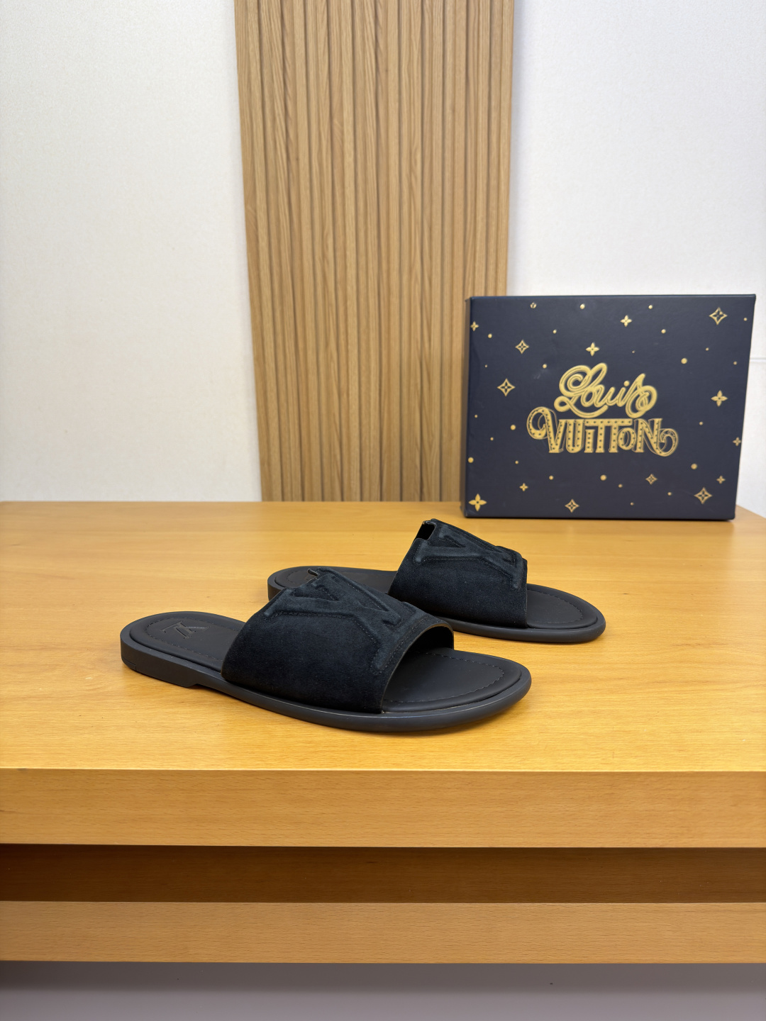 NO:834578,[Louis Vuitton] Louis Vuitton - high-end quality original single casual sandals - upper imported high mercerized suede calfskin, sewn brand totem. High-frequency stranding process - lining water-dyed cowhide - outsole ultra-light TPU foam genuine leather package rubber; combined molded outsole - ultra-high quality control, fine workmanship highlighted (high-end, luxury, grade) -Size 39-44 (38.45,  46,can be customized)·0199,,louis vuitton,louis vuitton,slippers,cowhide19860909【Louis Vuitton】路易威登 -高端品质 原单·休闲凉拖鞋 -鞋面进口高丝光反绒小牛皮、车缝品牌图腾.高周波起股工艺 -内里水染牛皮 -大底超轻TPU发泡真皮包水台·橡胶；组合成型大底 -超高品控·做工精细凸显(高端·贵气·档次) -Size 39-44（38.45, 46,可订做)·0199,,louis vuitton,louis vuitton,slippers,cowhide,Men's shoes