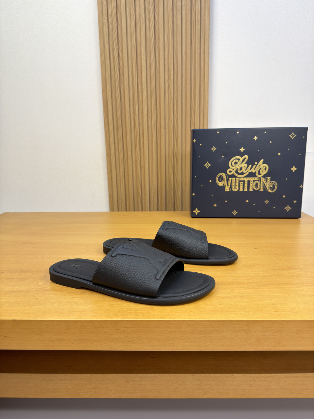 NO:834586,[Louis Vuitton] Louis Vuitton - high-end quality original single casual sandals - upper imported pebbled calfskin, sewn brand totem. High-frequency stranding process - water-dyed cowhide inside - outsole ultra-light TPU foam genuine leather covered with water table and rubber; combined molded outsole - ultra-high quality control, fine workmanship highlighted (high-end, luxury, grade) -Size 39-44 (38.45,  46,can be customized)·0199,,louis vuitton,louis vuitton,slippers,cowhide19860909【Louis Vuitton】路易威登 -高端品质 原单·休闲凉拖鞋 -鞋面进口荔纹小牛皮、车缝品牌图腾.高周波起股工艺 -内里水染牛皮 -大底超轻TPU发泡真皮包水台·橡胶；组合成型大底 -超高品控·做工精细凸显(高端·贵气·档次) -Size 39-44（38.45, 46,可订做)·0199,,louis vuitton,louis vuitton,slippers,cowhide,Men's shoes