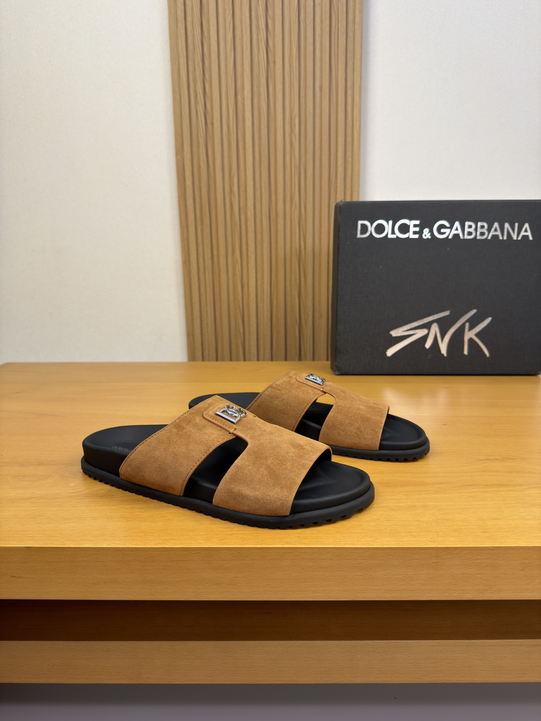 NO:850469,[DOLCE & GABBANA] Dolce & Gabbana - high-end quality, original, casual sandals - upper suede calfskin, brand metal logo fasteners - lining water-dyed cowhide - outsole TPR rubber, TPU covered leather water table; combined molded outsole - ultra-high quality control, fine workmanship highlighted (high-end, luxury, grade) -Size  39-44 (38, 45, 46, customized)·H0199,,Dolce&Gabbana,Dolce&Gabbana,slippers,cowhide19860909【DOLCE & GABBANA】杜嘉班纳 -高端品质·原单·休闲凉拖鞋 -鞋面反绒小牛皮、品牌金属logo扣件 -内里水染牛皮 -大底TPR橡胶·TPU包真皮水台；组合成型大底 -超高品控·做工精细凸显(高端·贵气·档次) -Size 39-44（38,45,46,订做)·H0199,,Dolce&Gabbana,Dolce&Gabbana,slippers,cowhide,Men's shoes